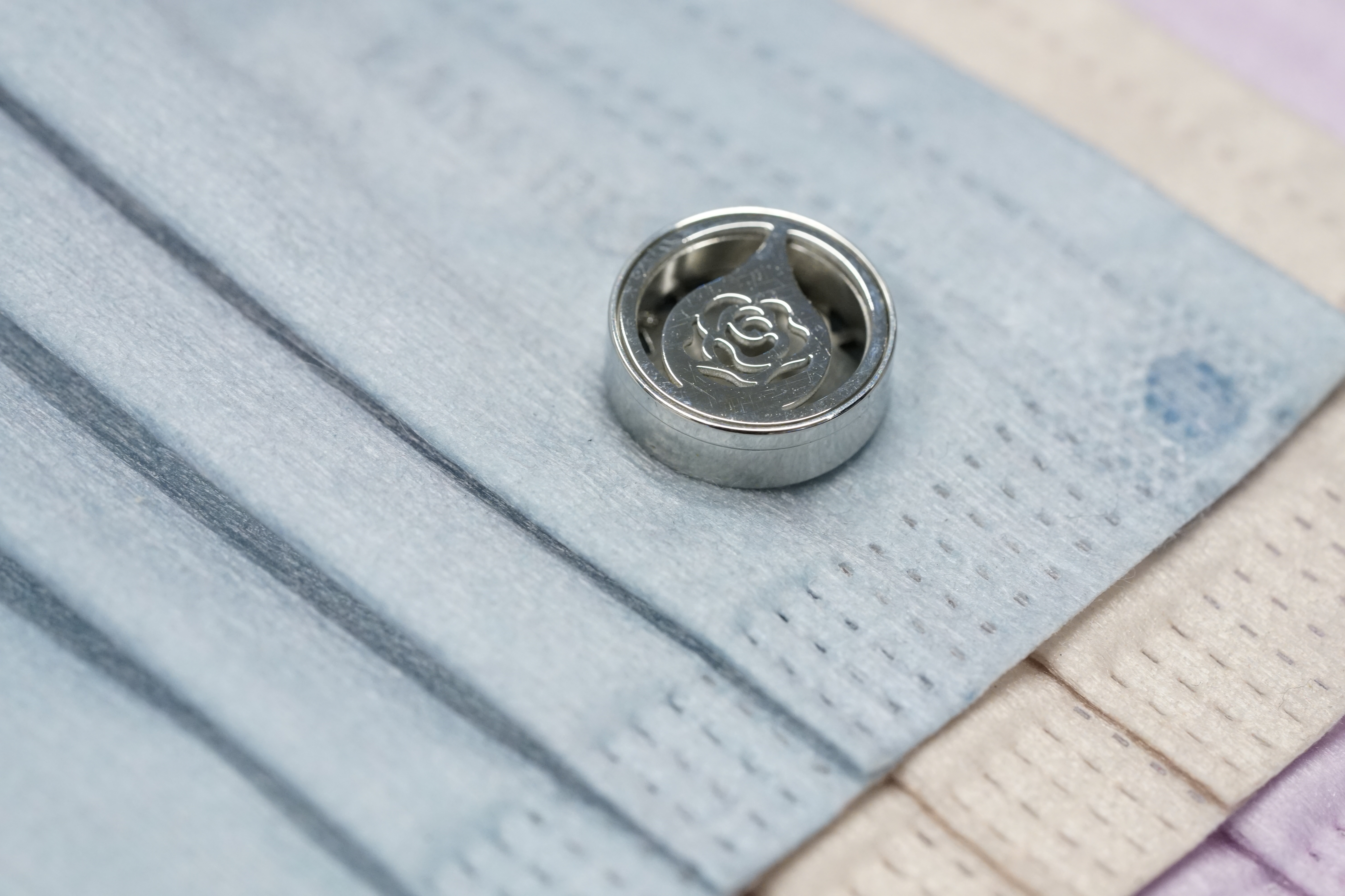 15mm 玫瑰 口罩香薰釦 香精油釦 香薰釦 口罩磁石釦 口罩香薰夾 (白金銀色)(連6片顏色隨機的可重用棉片)(隨機送上口罩3片)