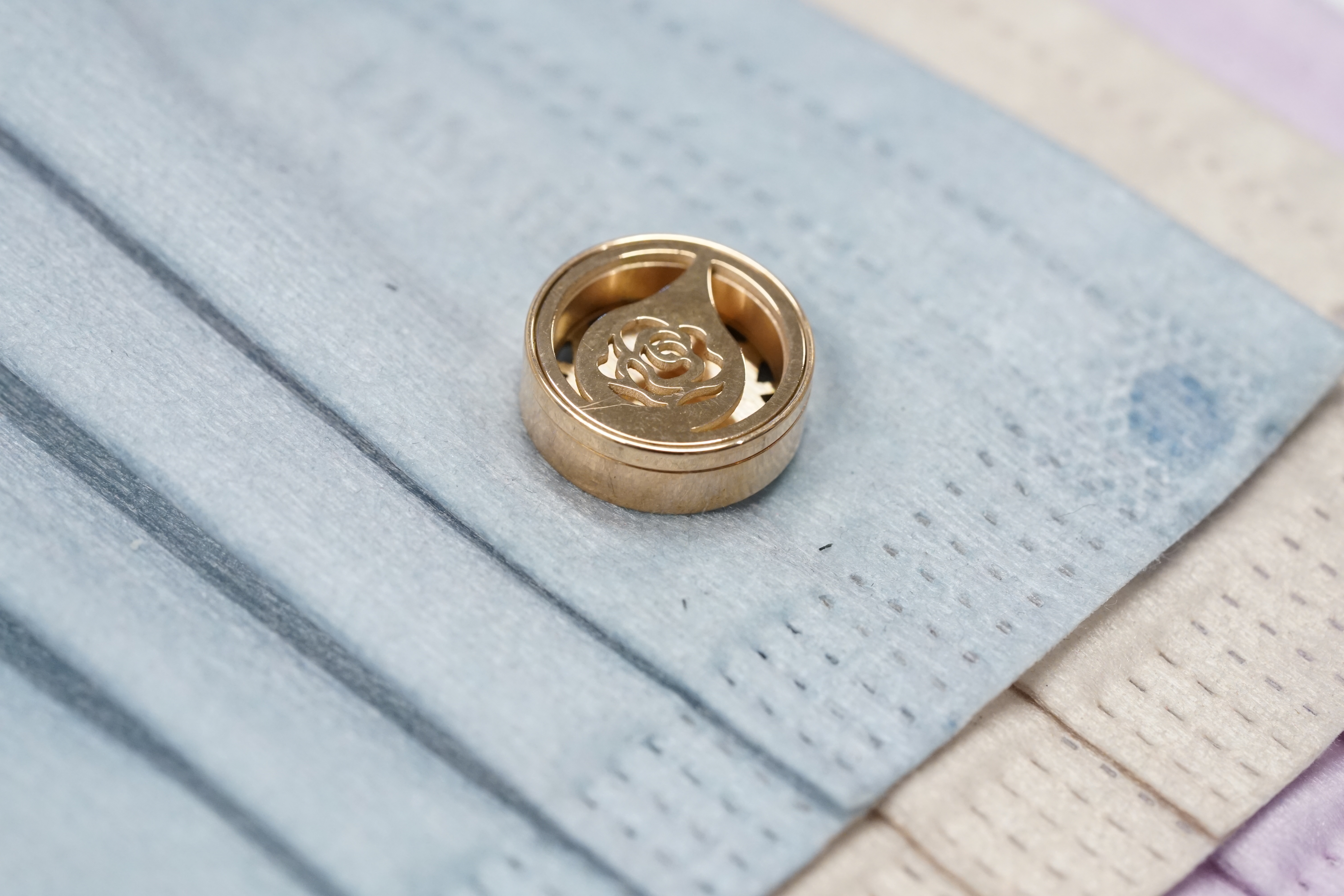 15mm 玫瑰 口罩香薰釦 香精油釦 香薰釦 口罩磁石釦 口罩香薰夾 (玫瑰金/古銅金)(連6片顏色隨機的可重用棉片)(隨機送上口罩3片)