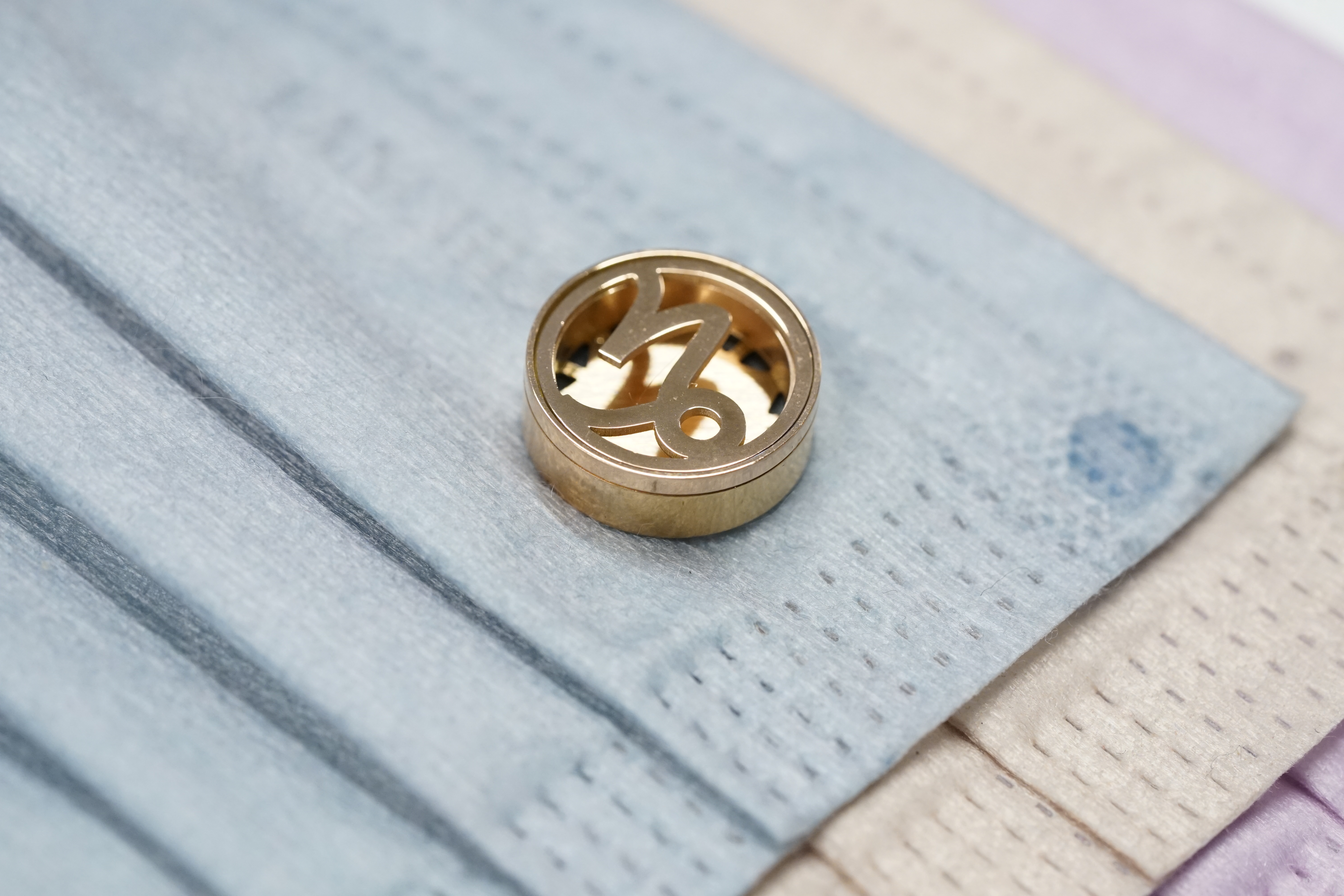 15mm 摩羯座 圖案香薰扣 香精油釦 精油飾物 口罩/衣領適用 磁石釦 口罩香薰夾 (玫瑰金/古銅金)(連6片顏色隨機的可重用棉片)+薰衣草精油(隨機送上口罩3片)