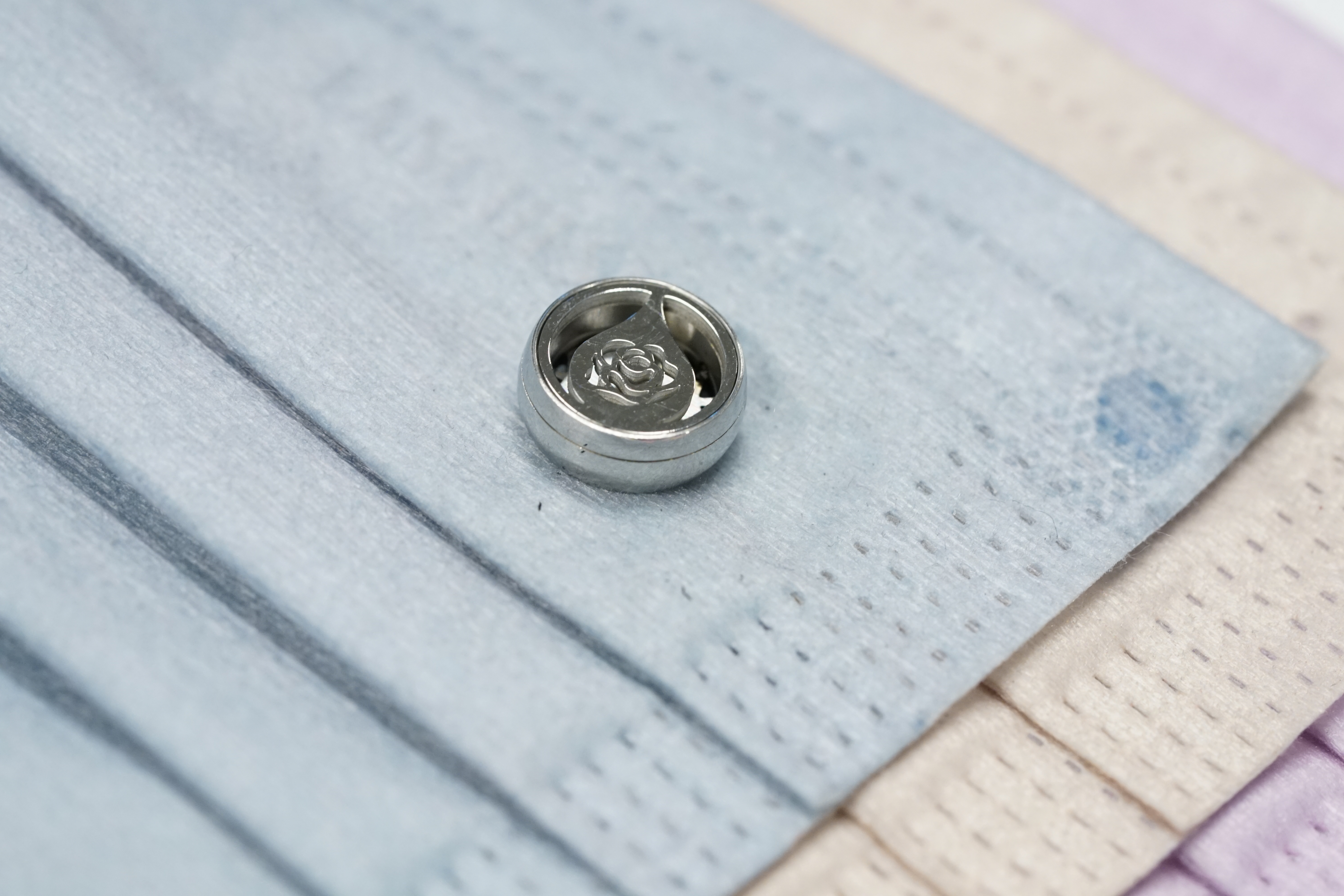 12mm 玫瑰 圖案香薰扣 香精油釦 精油飾物 口罩/衣領適用 磁石釦 口罩香薰夾 (白金銀色)(連6片顏色隨機的可重用棉片)(隨機送上口罩3片)