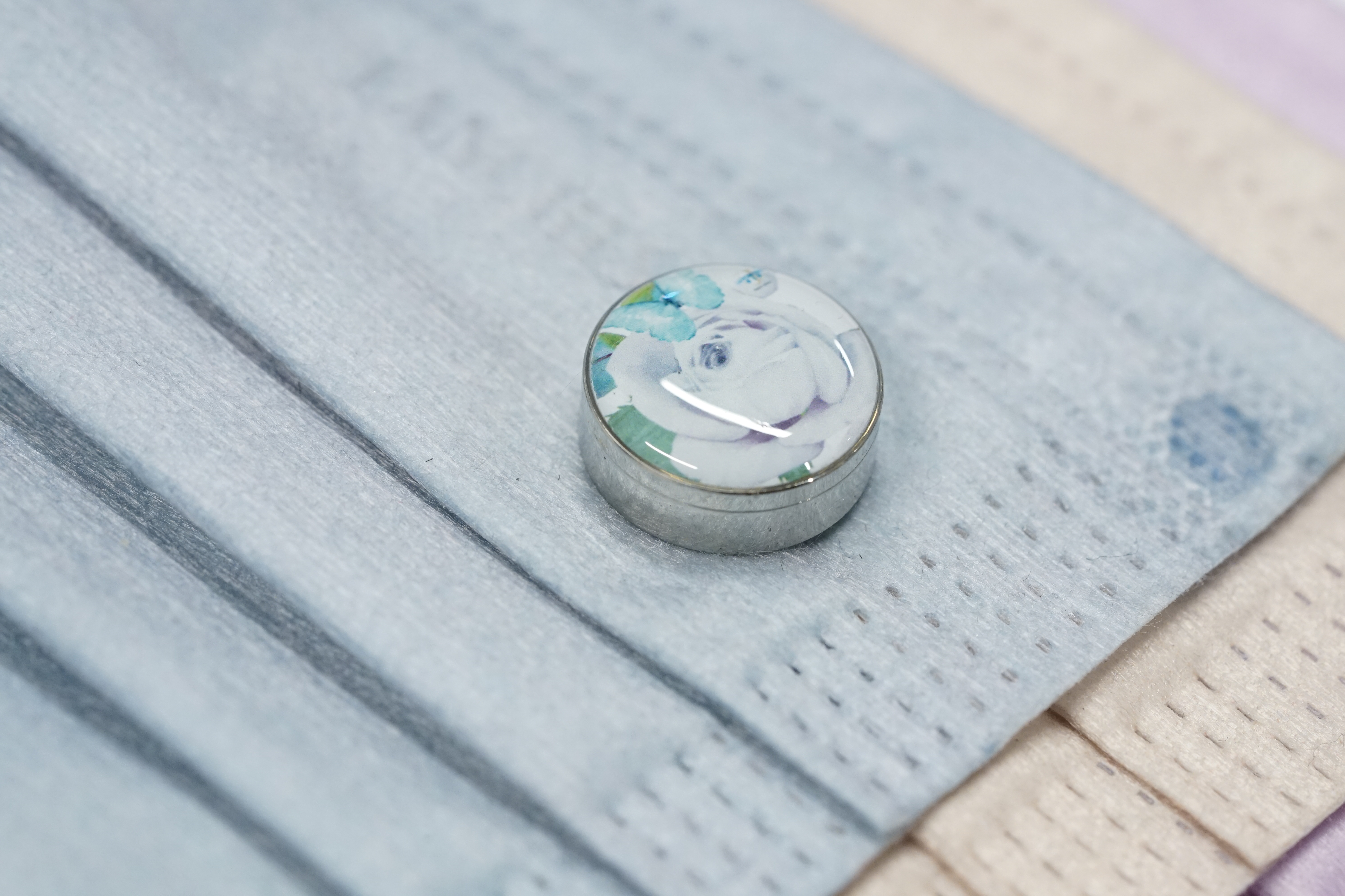 15mm 玫瑰 圖案香薰扣 香精油釦 精油飾物 口罩/衣領適用 磁石釦 口罩香薰夾 (白色)(連6片顏色隨機的可重用棉片)(隨機送上口罩3片)