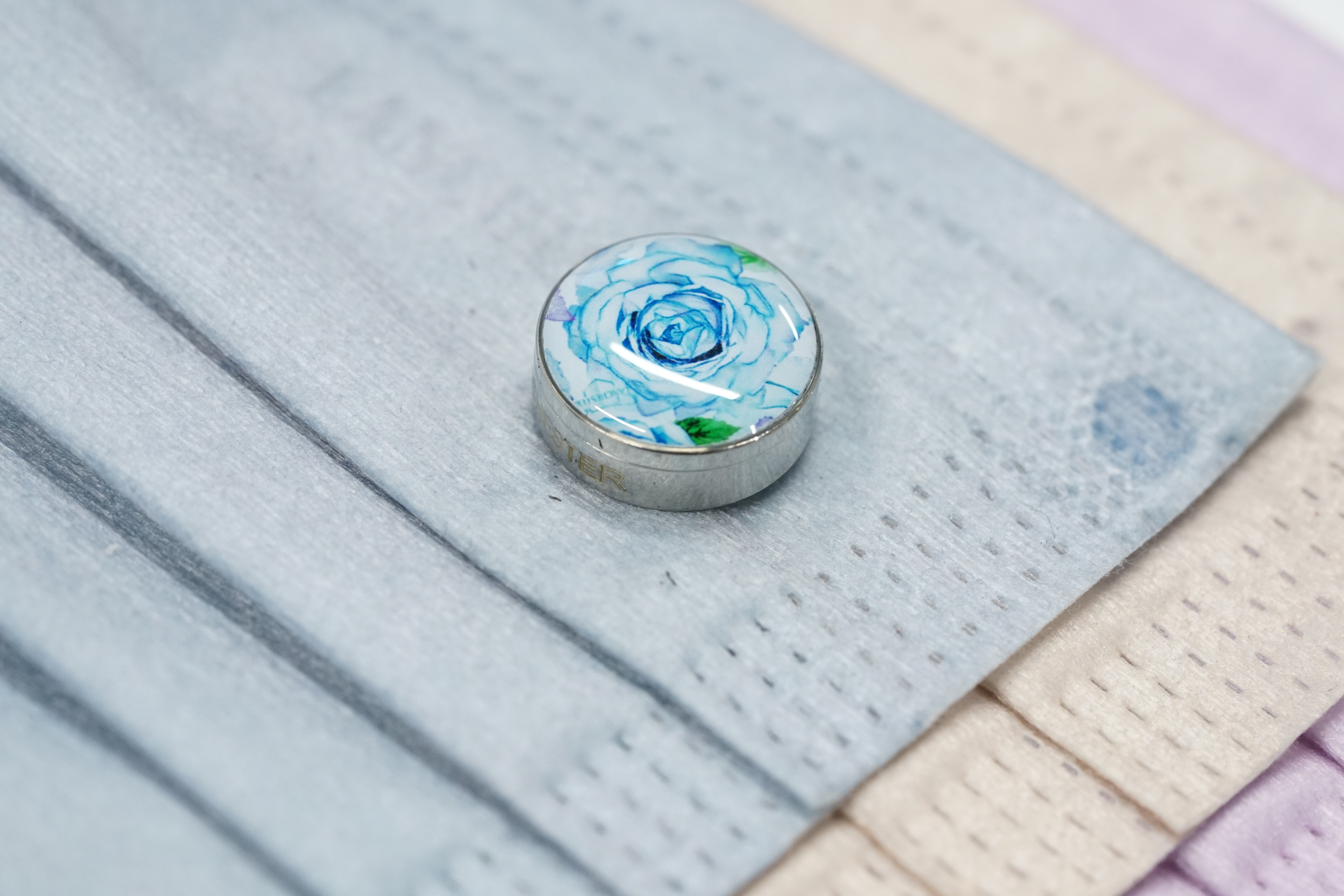 15mm 玫瑰 圖案香薰扣 香精油釦 精油飾物 口罩/衣領適用 磁石釦 口罩香薰夾 (藍色)(連6片顏色隨機的可重用棉片)(隨機送上口罩3片)