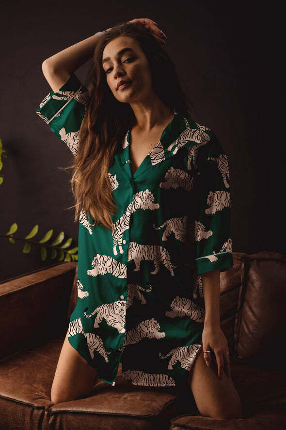美國Averie Sleep 親膚柔滑襯衫連身式睡衣-復古綠老虎
