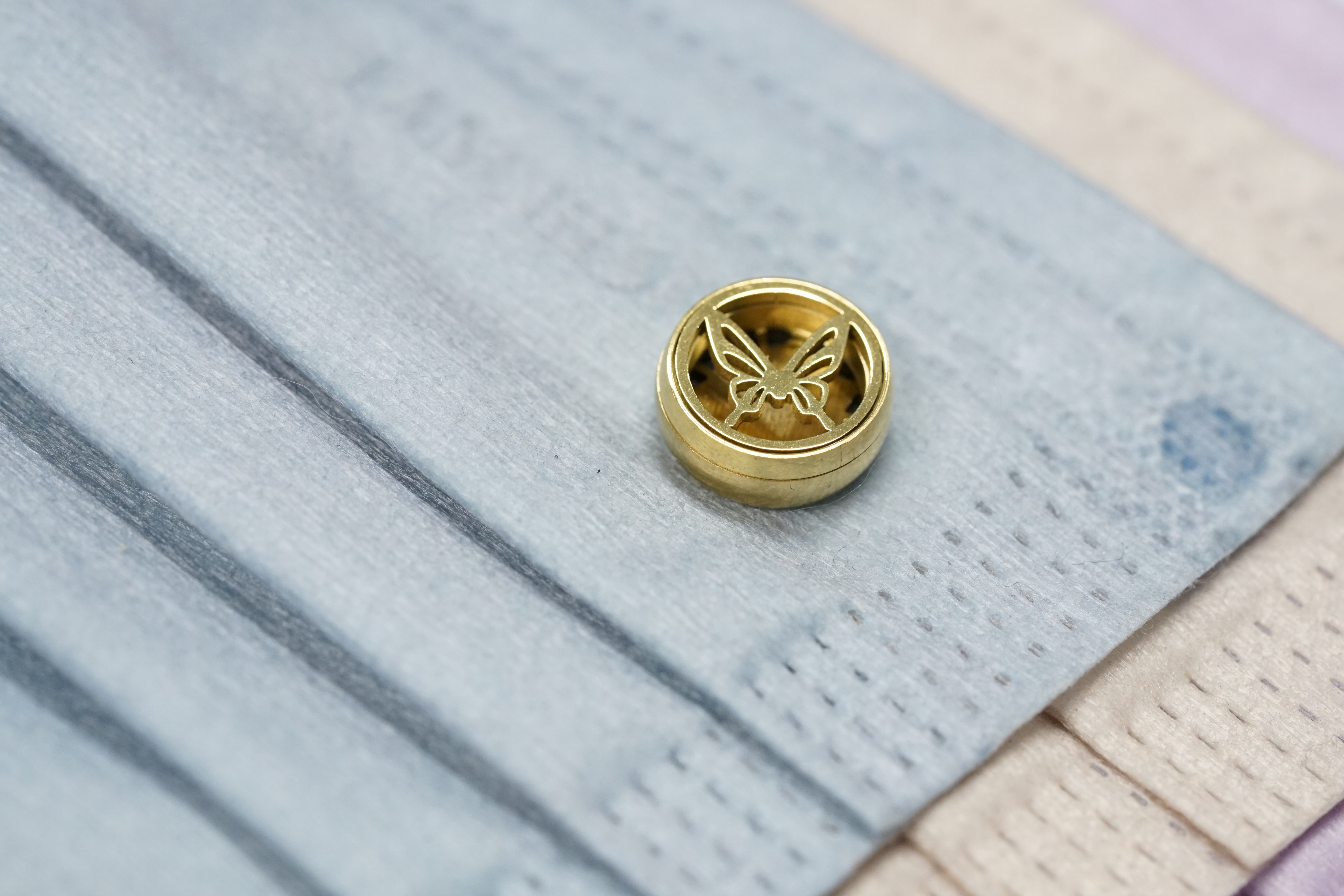 12mm 蝴蝶 圖案香薰扣 香精油釦 精油飾物 口罩/衣領適用 磁石釦 口罩香薰夾 (金色)(連6片顏色隨機的可重用棉片)(隨機送上口罩3片)