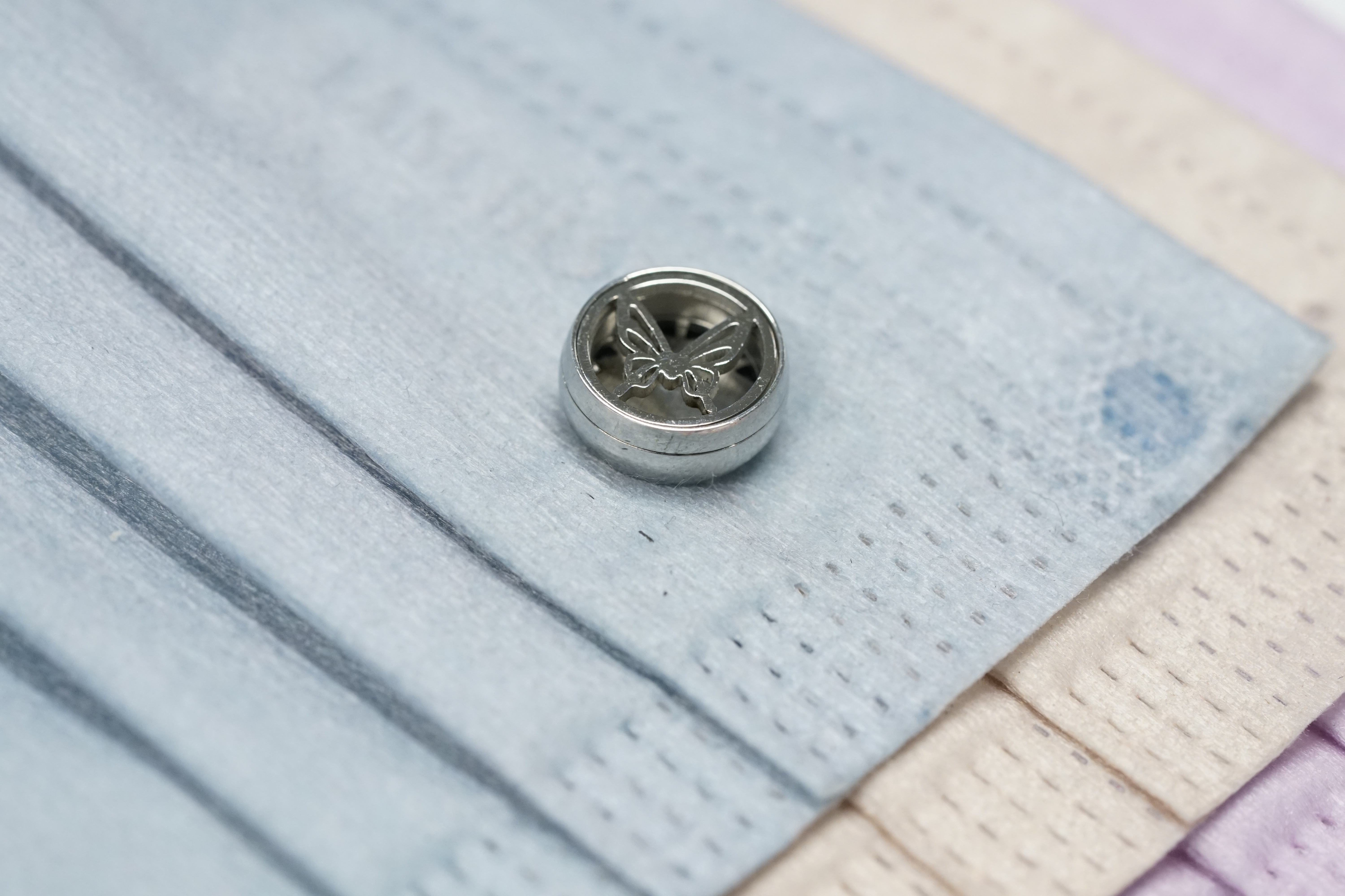 12mm 蝴蝶 圖案香薰扣 香精油釦 精油飾物 口罩/衣領適用 磁石釦 口罩香薰夾 (白金銀色)(連6片顏色隨機的可重用棉片)(隨機送上口罩3片)