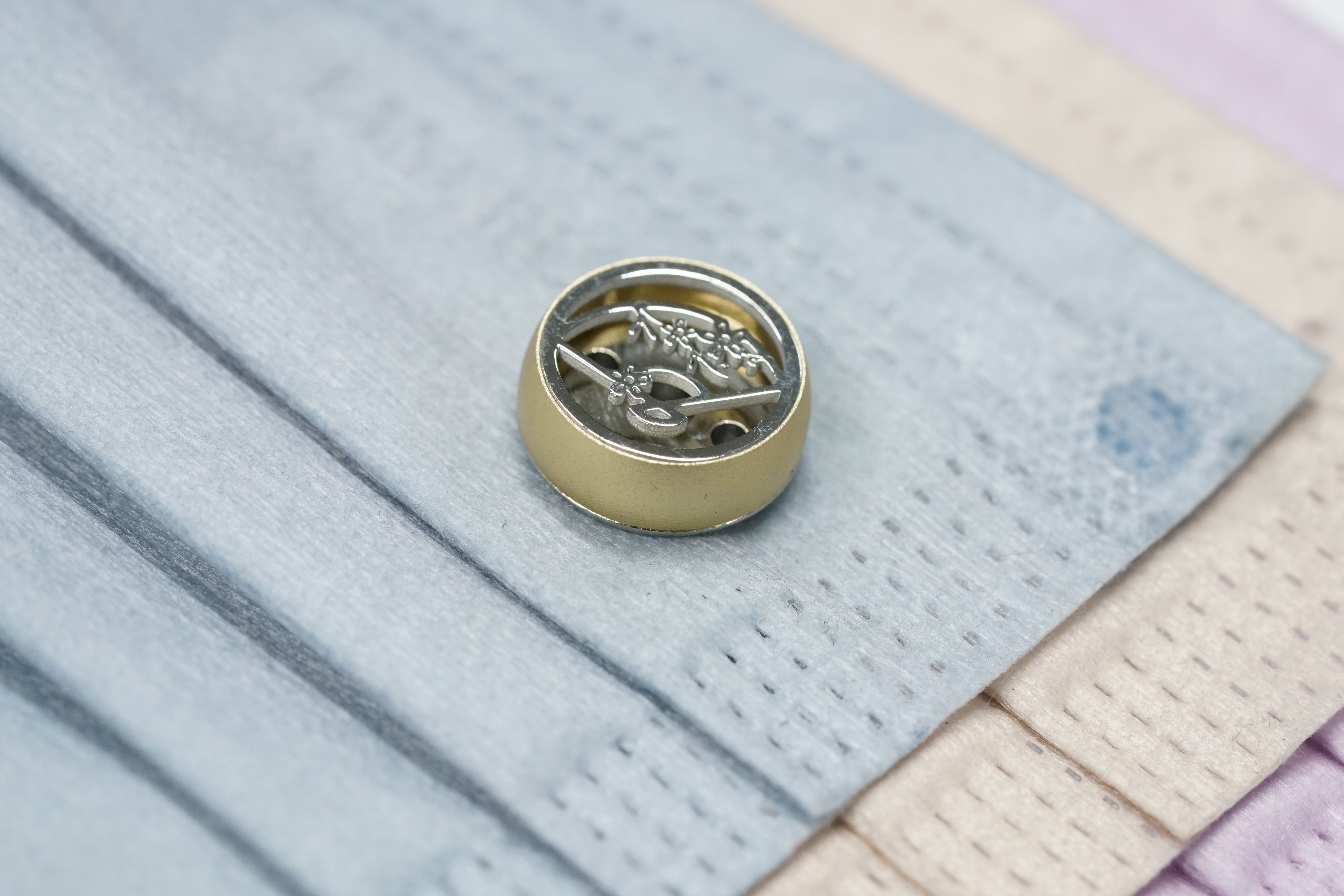 15mm 日本扇櫻花 圖案香薰扣 香精油釦 精油飾物 口罩/衣領適用 磁石釦 口罩香薰夾 (金色)(連6片顏色隨機的可重用棉片)(隨機送上口罩3片)