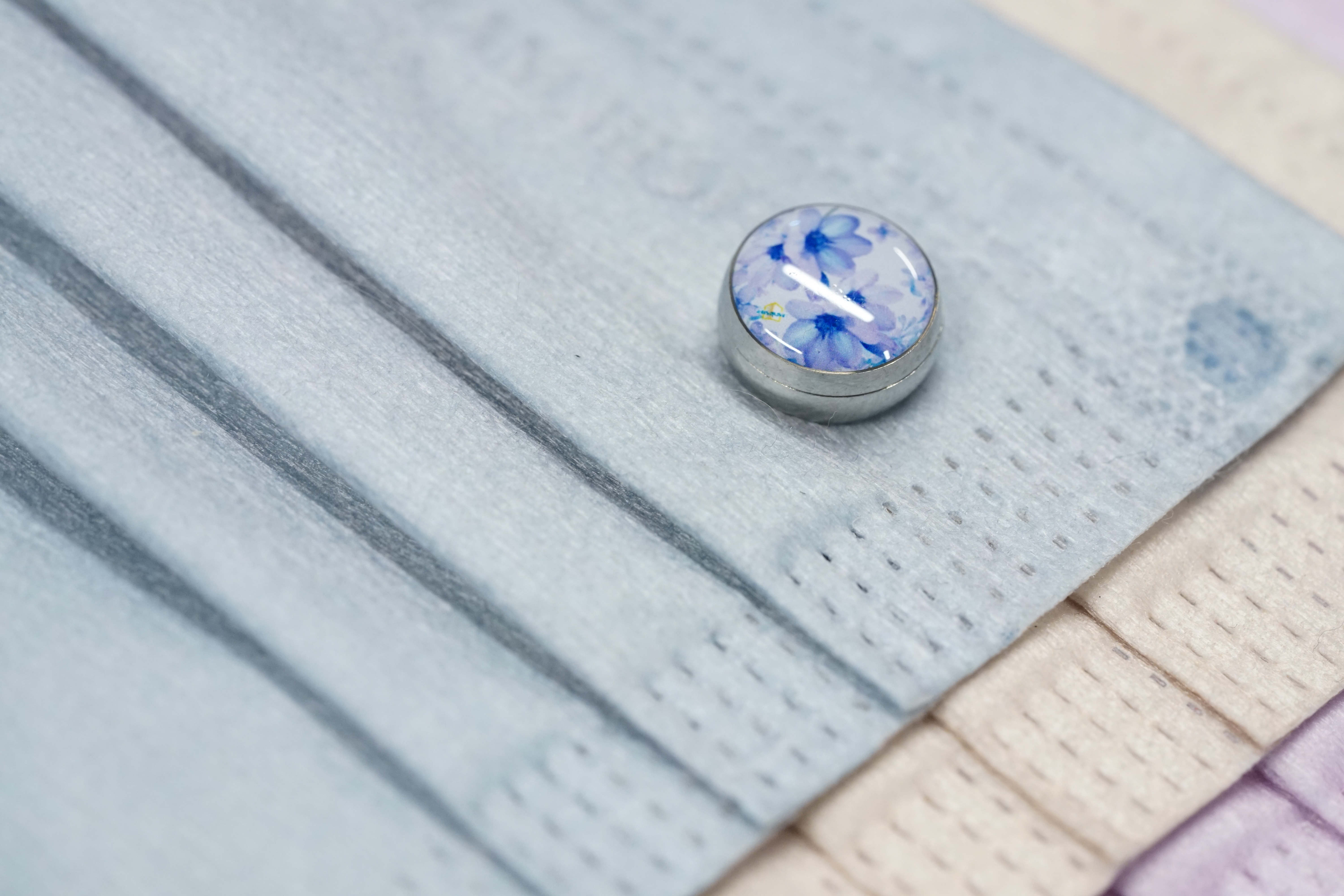 15mm 紫花 圖案香薰扣 香精油釦 精油飾物 口罩/衣領適用 磁石釦 口罩香薰夾 (銀色)(連6片顏色隨機的可重用棉片)(隨機送上口罩3片)