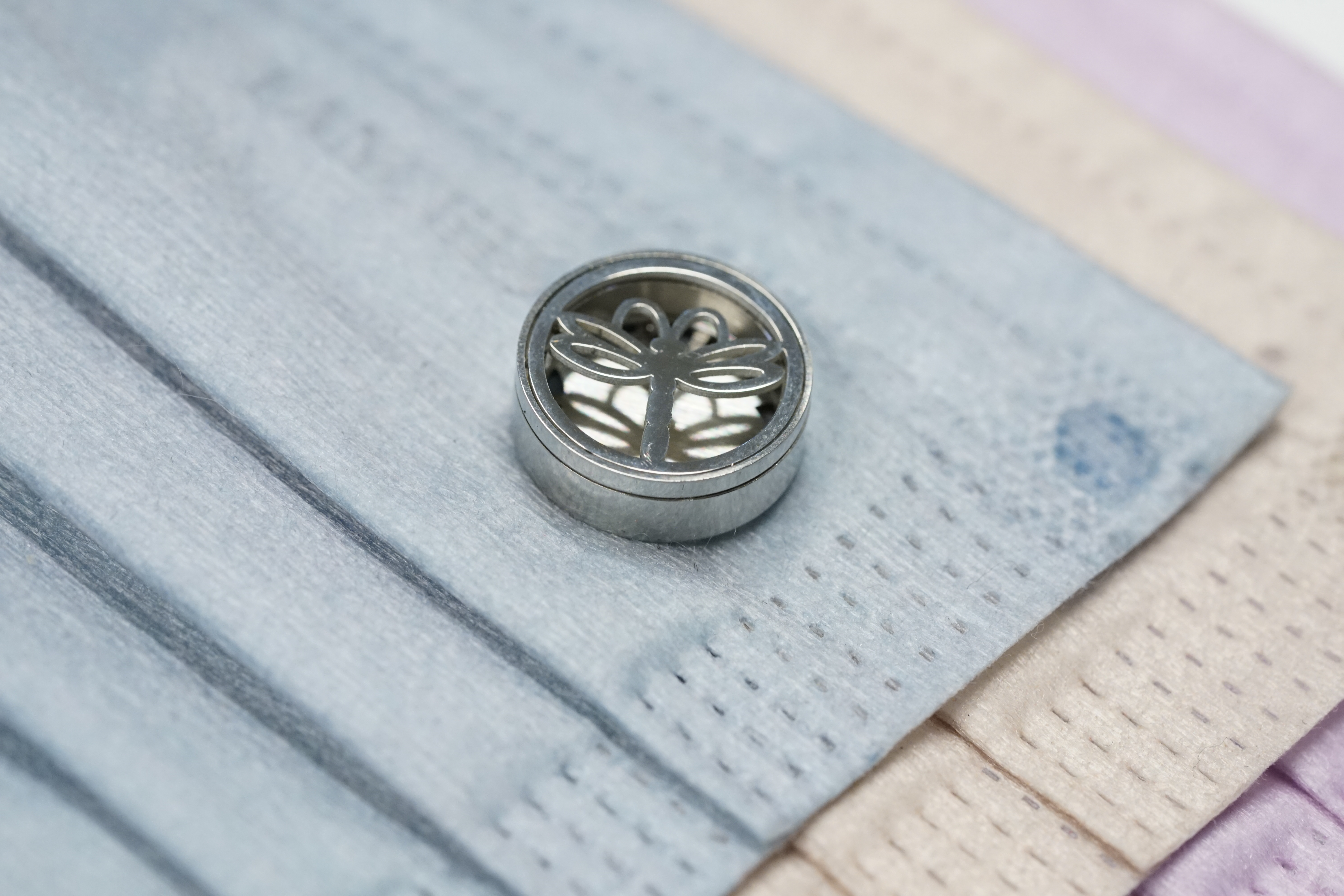 15mm 蜻蜓 圖案香薰扣 香精油釦 精油飾物 口罩/衣領適用 磁石釦 口罩香薰夾 (白金銀色)(連6片顏色隨機的可重用棉片)(隨機送上口罩3片)