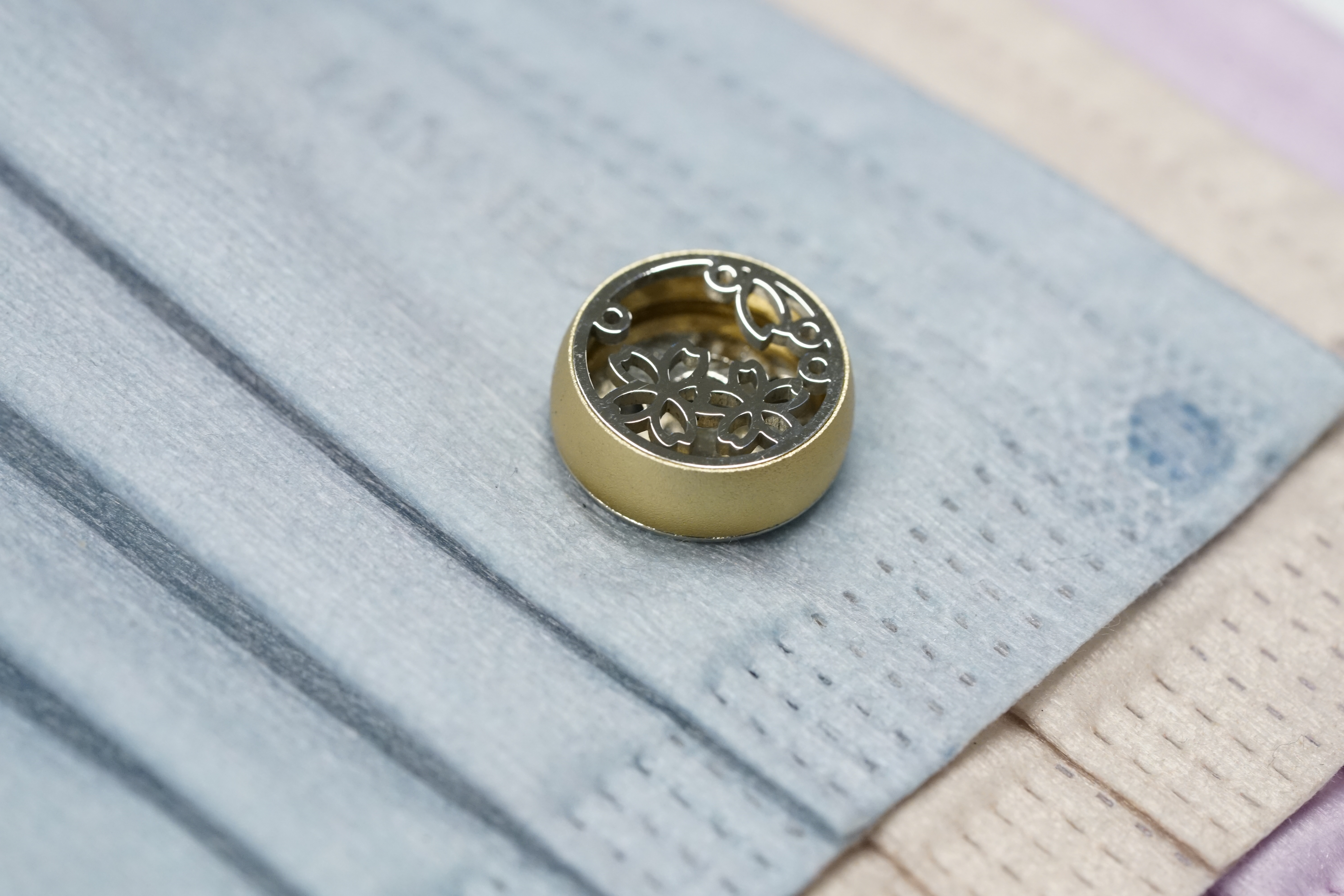 15mm  日本櫻花 圖案香薰扣 香精油釦 精油飾物 口罩/衣領適用 磁石釦 口罩香薰夾 (金色)(連6片顏色隨機的可重用棉片)(隨機送上口罩3片)