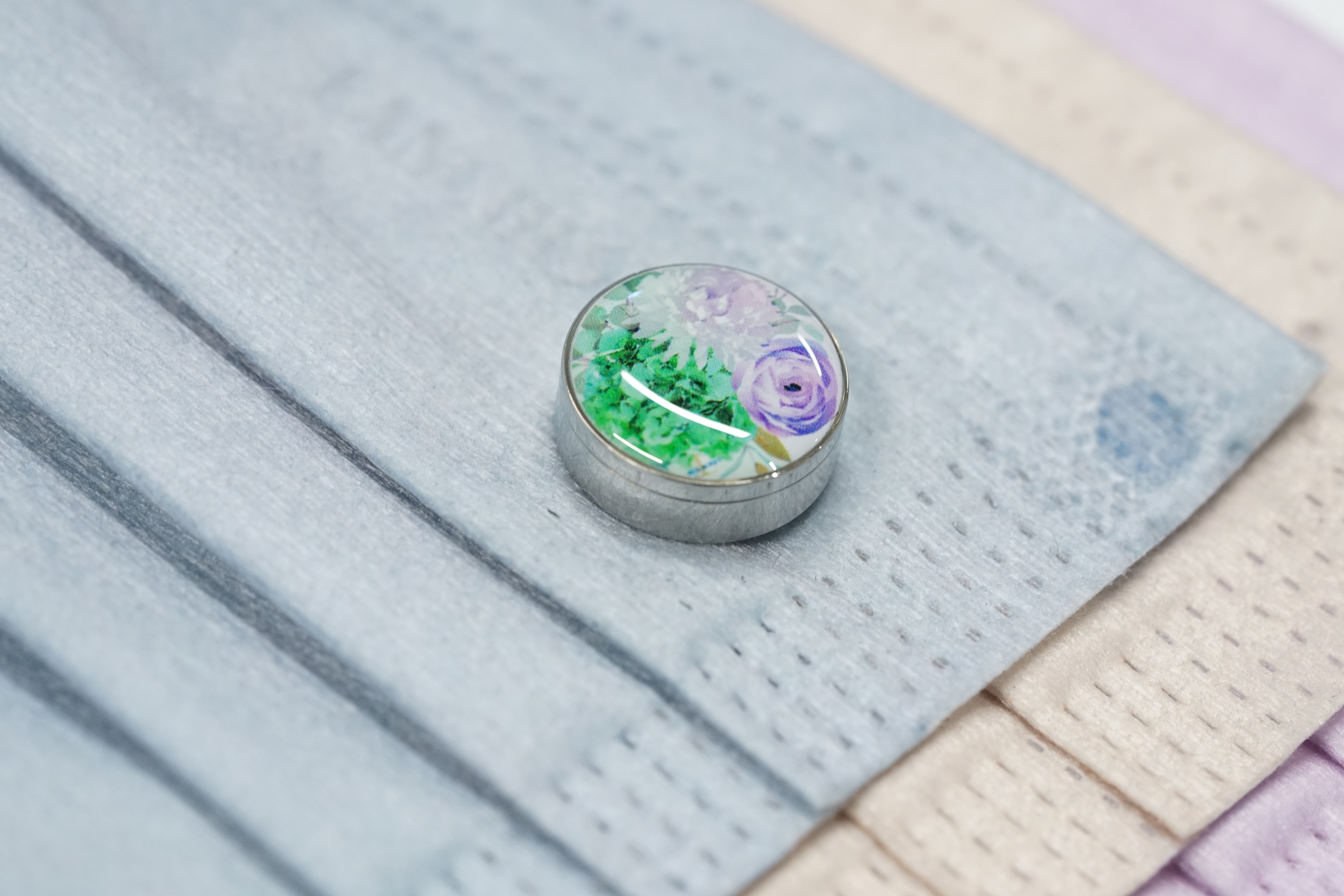 15mm 綠色康乃馨 圖案香薰扣 香精油釦 精油飾物 口罩/衣領適用 磁石釦 口罩香薰夾 (連6片顏色隨機的可重用棉片)(隨機送上口罩3片)