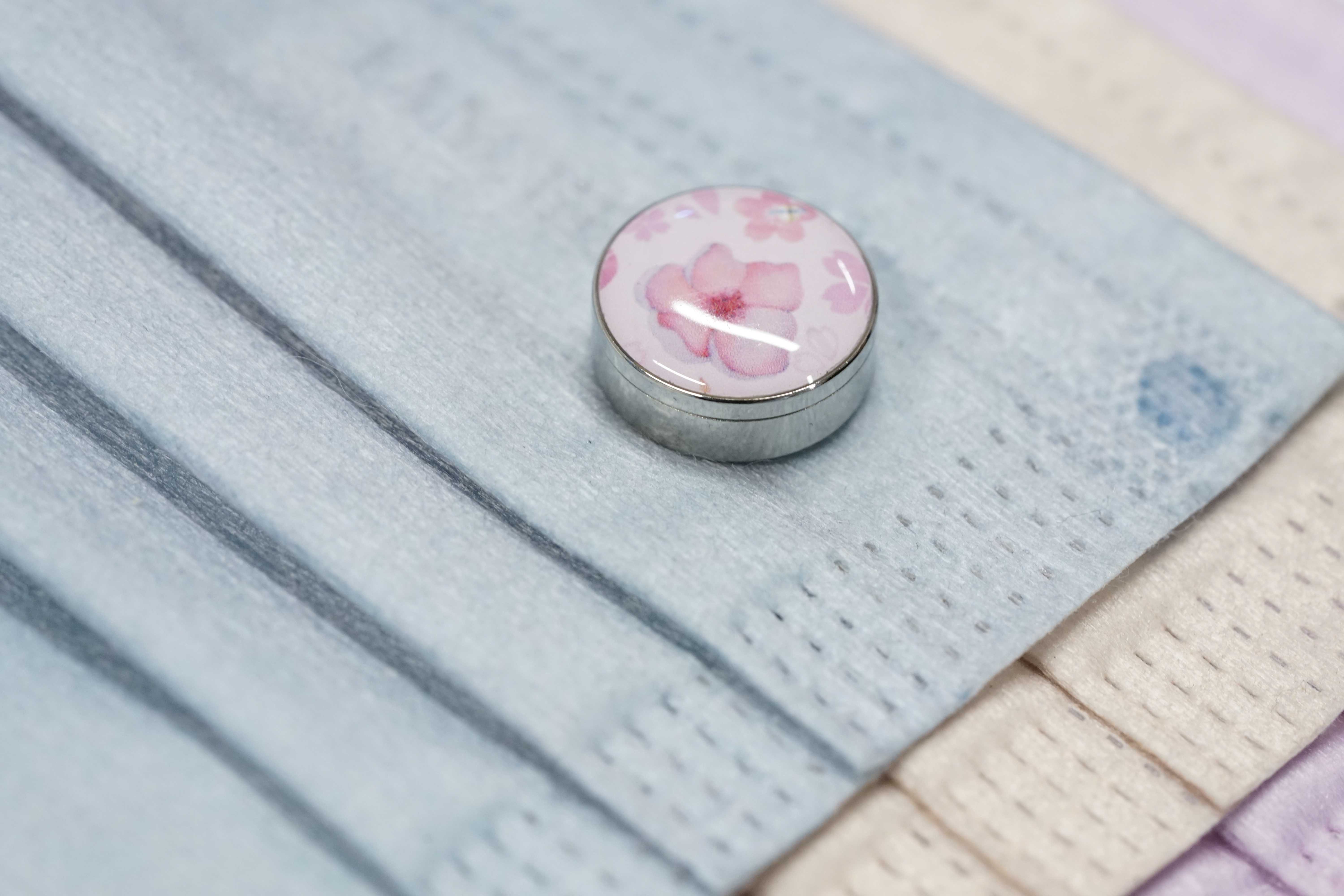 15mm 櫻花 圖案香薰扣 香精油釦 精油飾物 口罩/衣領適用 磁石釦 口罩香薰夾(連6片顏色隨機的可重用棉片)(隨機送上口罩3片)