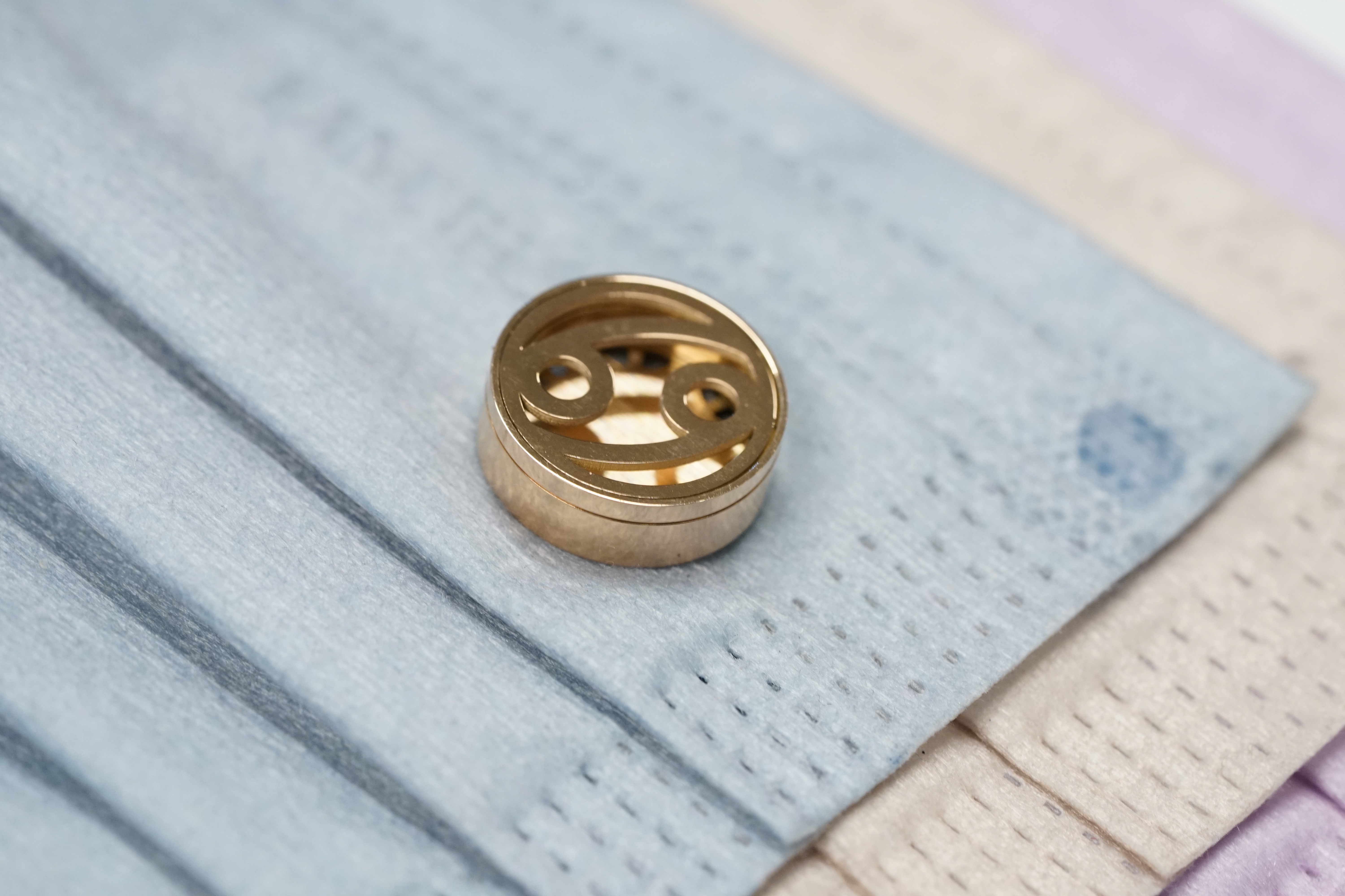 15mm 巨蟹座 圖案香薰扣 香精油釦 精油飾物 口罩/衣領適用 磁石釦 口罩香薰夾 (玫瑰金/古銅金)(連6片顏色隨機的可重用棉片)+薰衣草精油(隨機送上口罩3片)