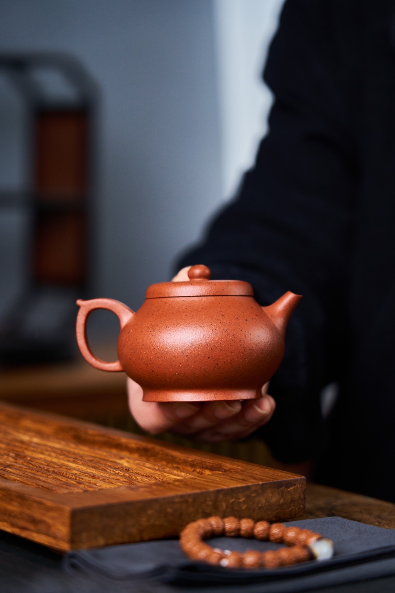 【寶玉】--器形典雅，壺腹飽滿，壺底與壺口口徑一致，形成上下應和之勢