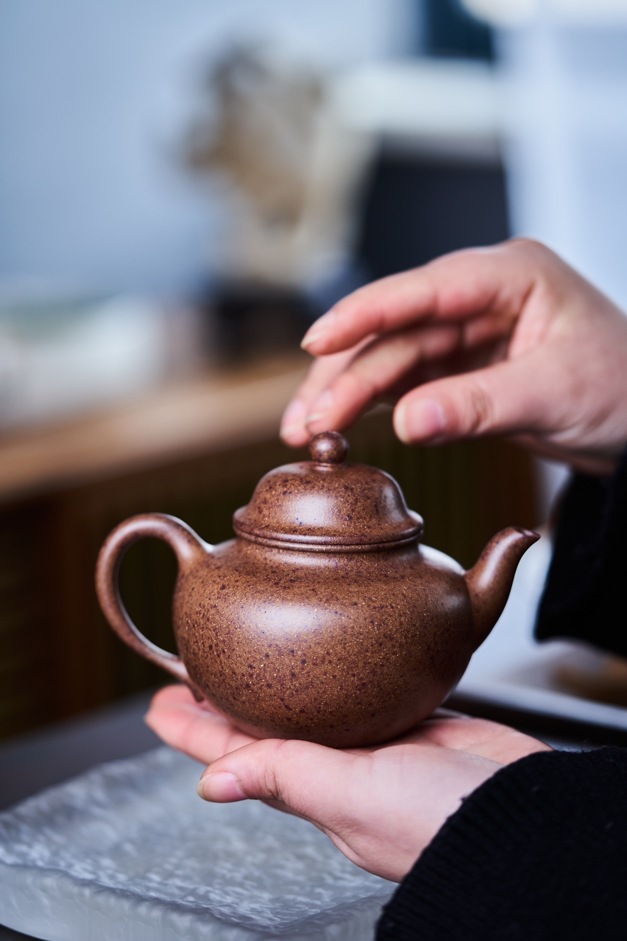 【蓮子】-- 蓮子壺經典器型改變而來，造型古樸，腹圓而鼓