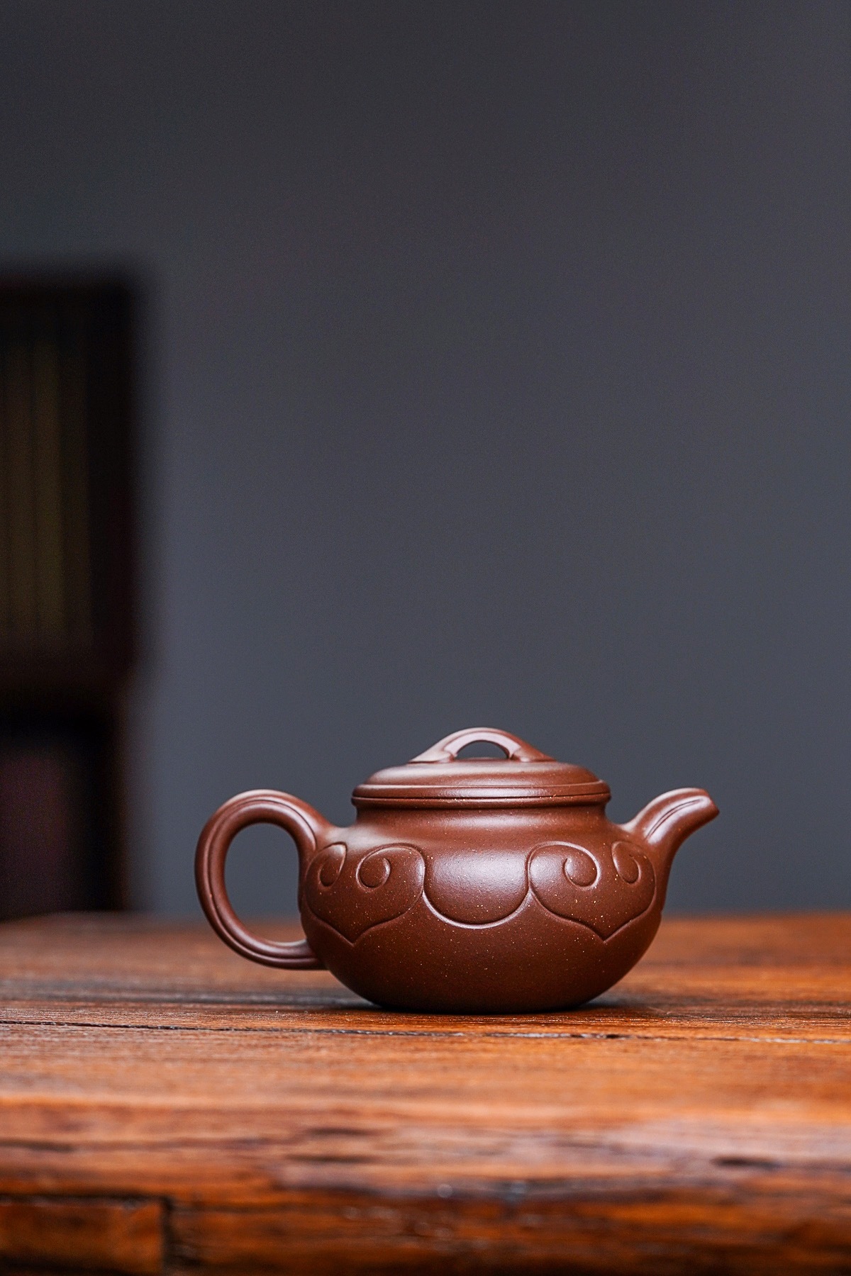 【仿古如意】-- 壺體凹凸面隨線條的流動組合，若浮雲漂流，詩意盎然，一彎嘴胥出悠長，壺把趁勢而起，張馳有度