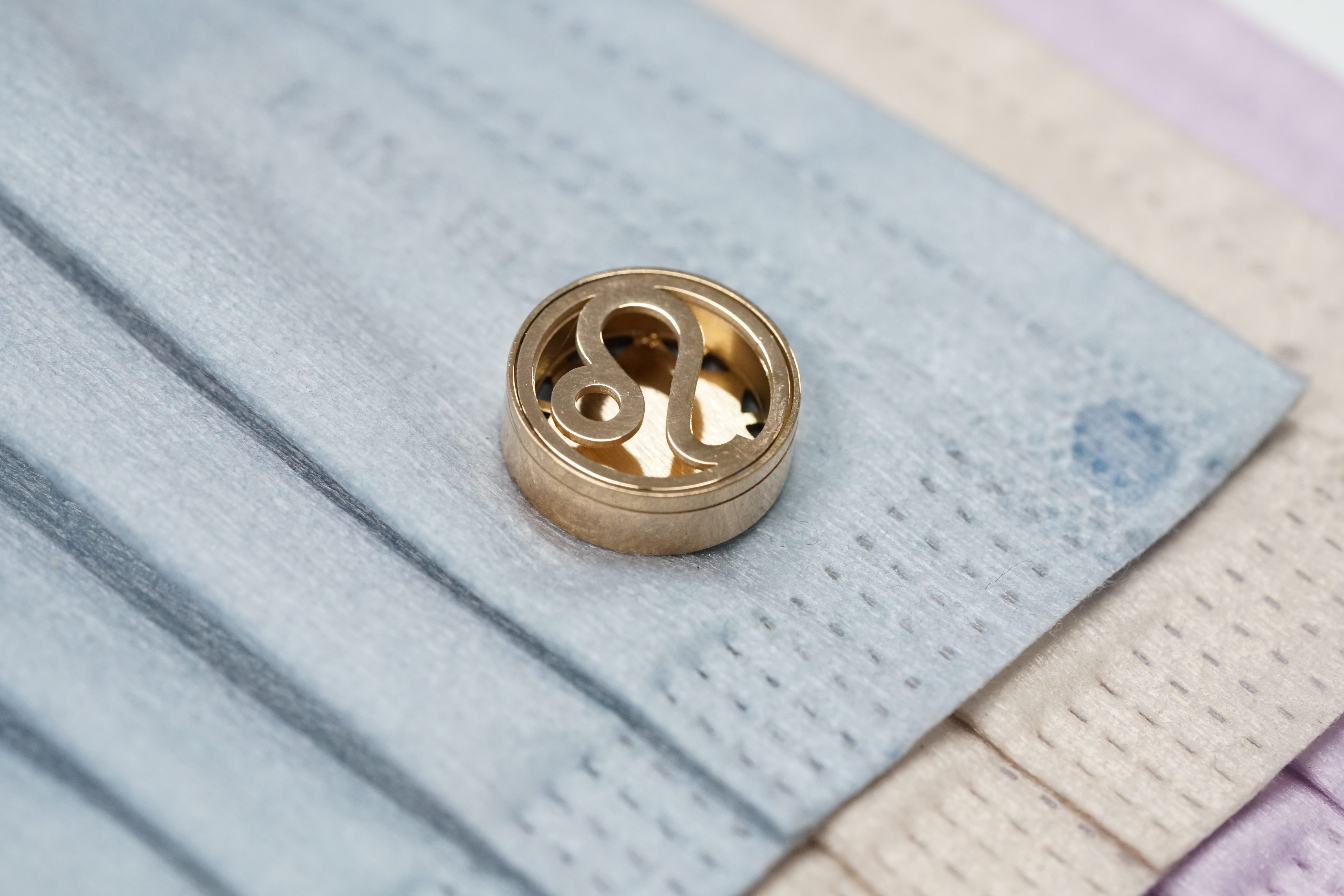 15mm 獅子座 圖案香薰扣 香精油釦 精油飾物 口罩/衣領適用 磁石釦 口罩香薰夾 (玫瑰金/古銅金)(連6片顏色隨機的可重用棉片)(隨機送上口罩3片)