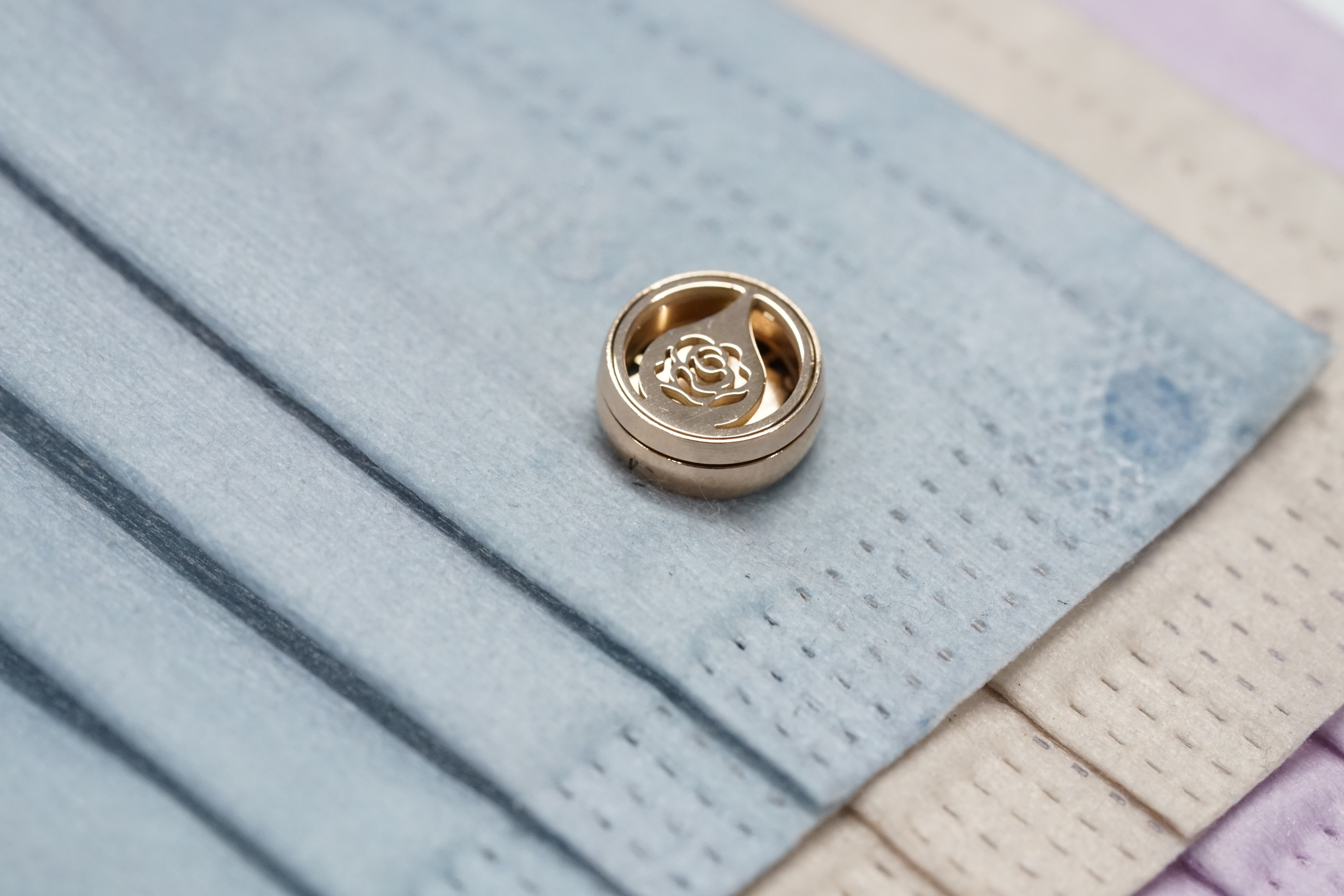 12mm 玫瑰 圖案香薰扣 香精油釦 精油飾物 口罩/衣領適用 磁石釦 口罩香薰夾 (玫瑰金/古銅金)(連6片顏色隨機的可重用棉片)(隨機送上口罩3片)