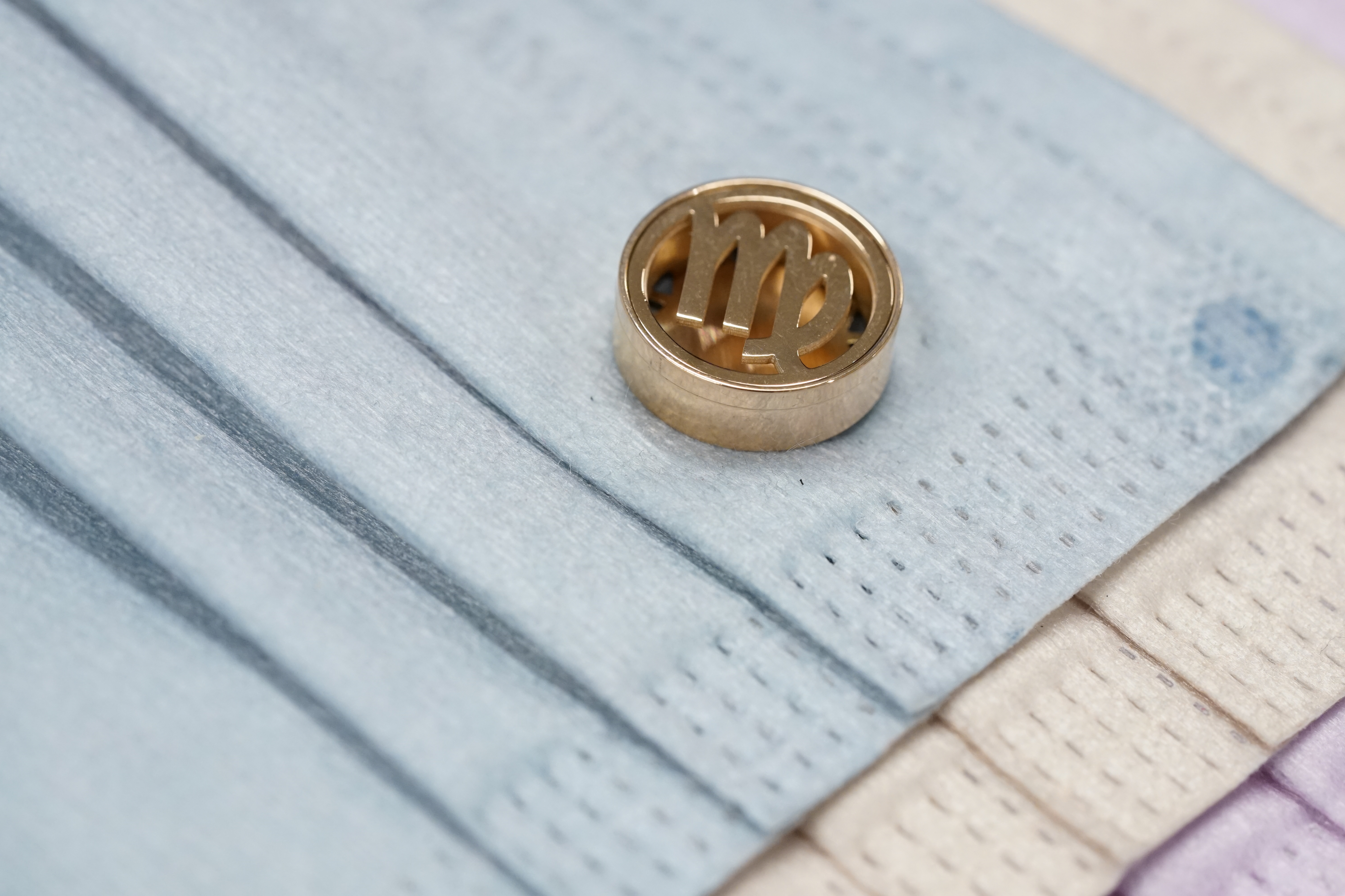 15mm 處女座 圖案香薰扣 香精油釦 精油飾物 口罩/衣領適用 磁石釦 口罩香薰夾 (玫瑰金/古銅金)(連6片顏色隨機的可重用棉片)+薰衣草精油(隨機送上口罩3片)