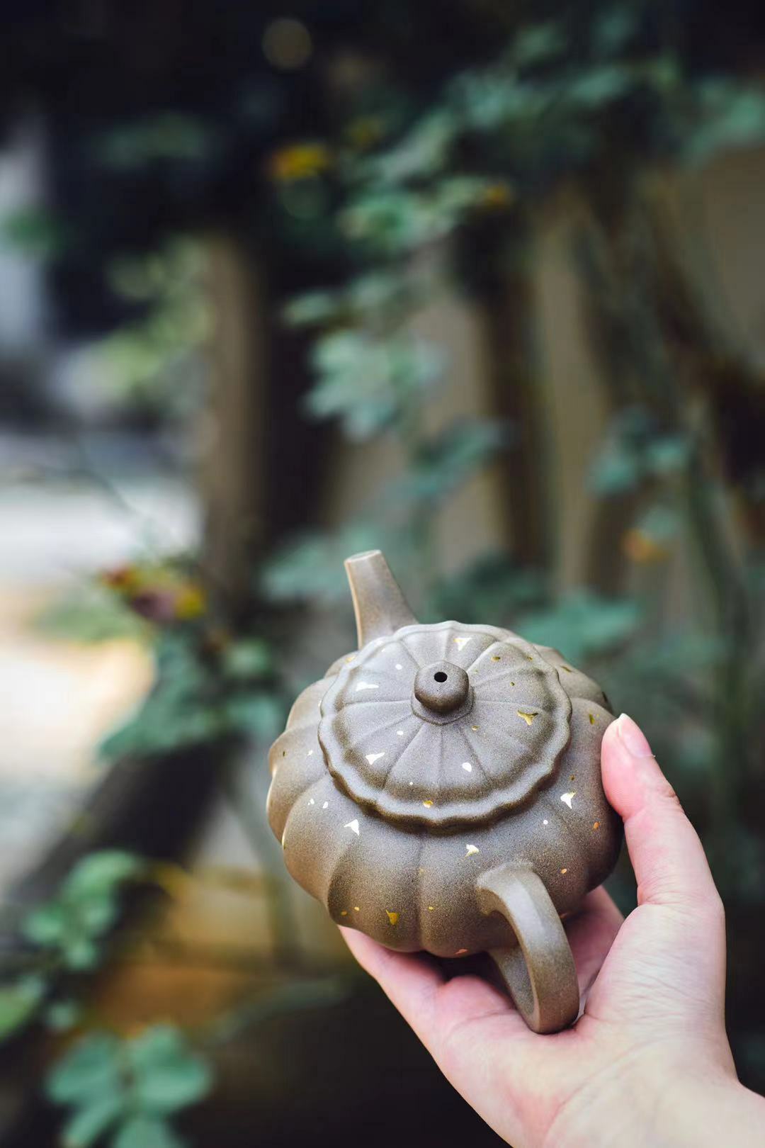 【筋紋掇只】-- 壺身各部比例協調一致，勻稱流暢，造型堪稱完美