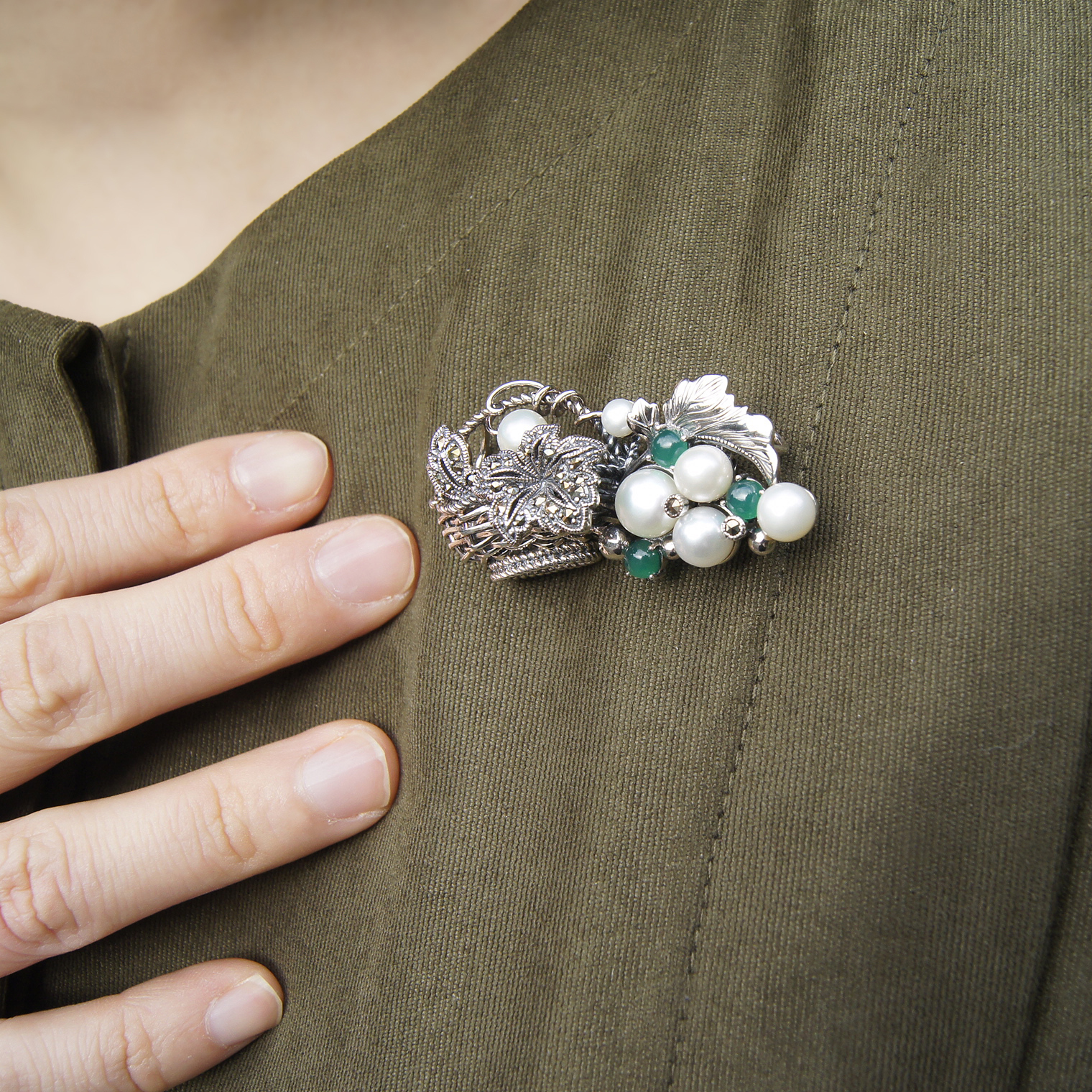 綠玉髓花籃胸針（OP1911）