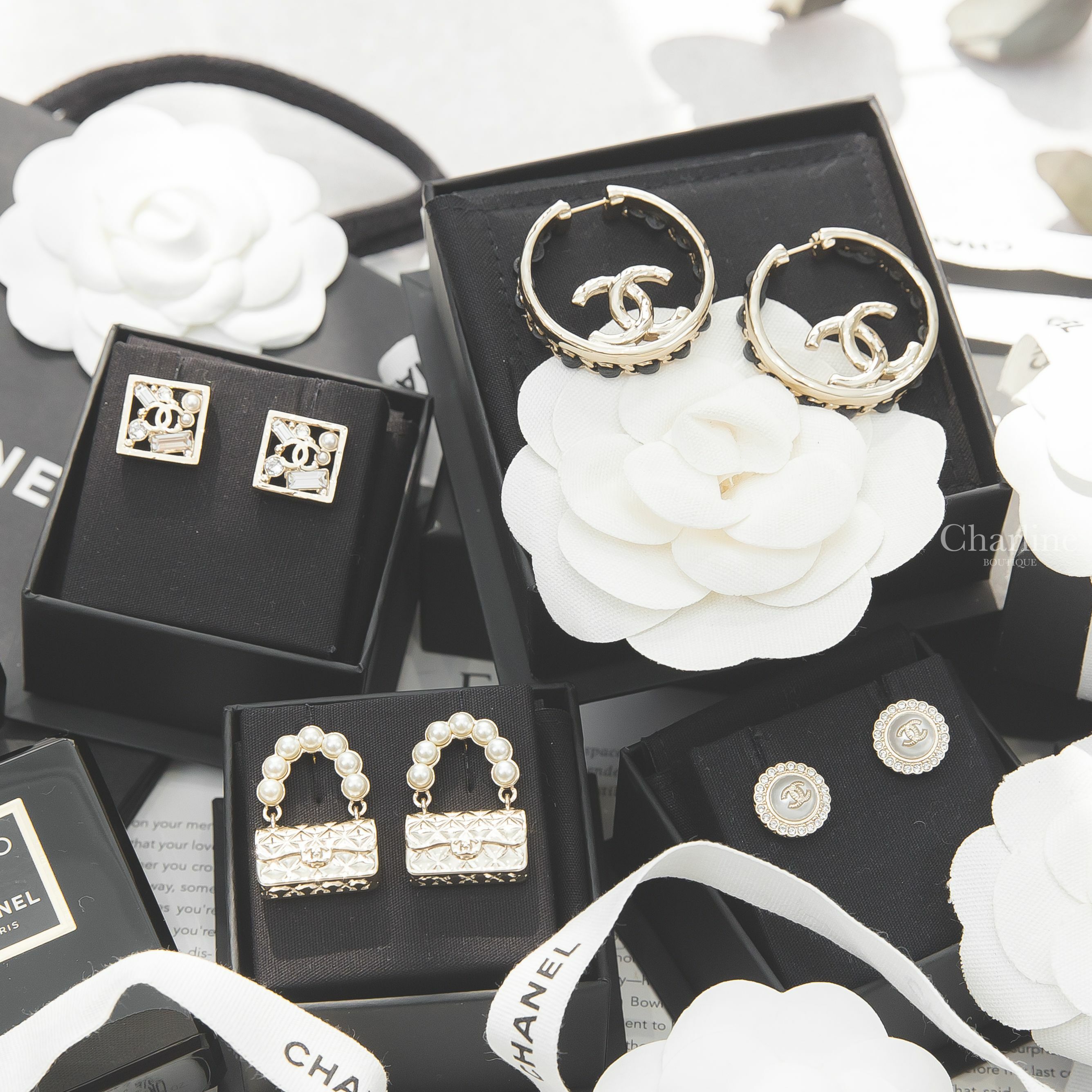 Chanel 金色CC皮穿鍊拼接金屬圓圈耳環,Chanel Earrings 金色水鑽花瓣CC珍珠圓型耳環,Chanel 白色珍珠金色手提包包垂墜耳環,Chanel 金色CC水晶珍珠簍空方形耳環-Charline Boutique 精品代購