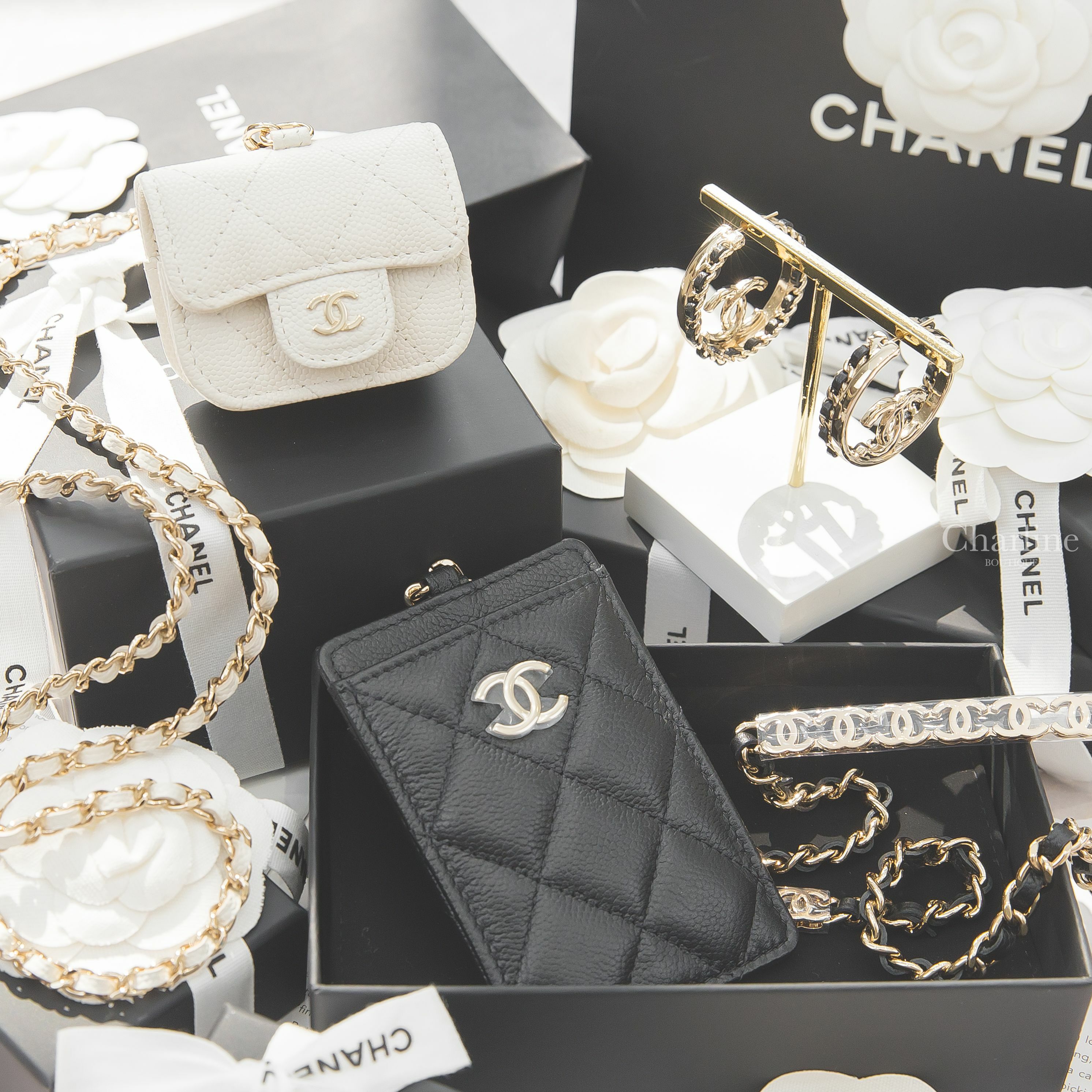 Chanel Card Holder 黑色金CC鍊帶荔枝菱格紋卡片夾,Chanel AirpodsCase 白色金CC金鍊荔枝菱格紋耳機包,Chanel Earrings 金色CC皮穿鍊拼接金屬圓圈耳環-Charline Boutique 精品代購
