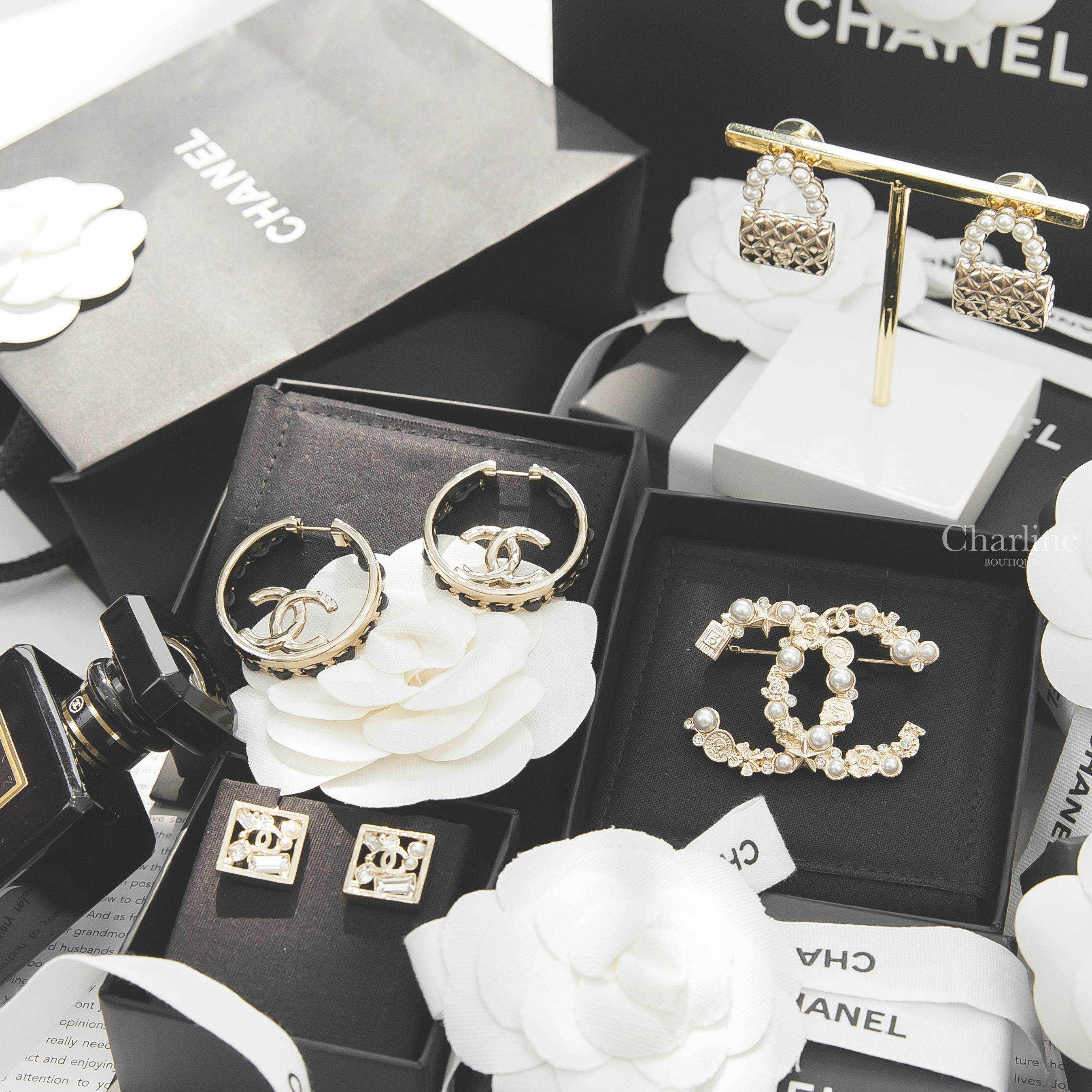 Chanel 金色CC皮穿鍊拼接金屬圓圈耳環,Chanel 金色珍珠山茶花香水不對稱CC胸針,Chanel 白色珍珠金色手提包包垂墜耳環,Chanel 金色CC水晶珍珠簍空方形耳環-Charline Boutique 精品代購