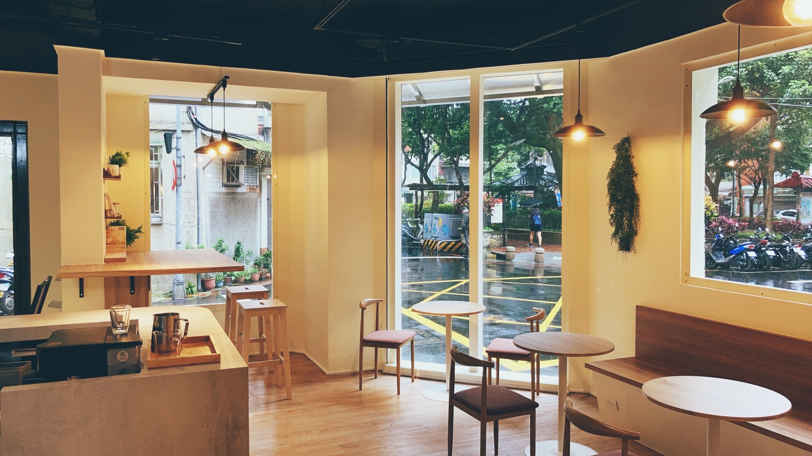 位於大安區通化街附近，​ 採光良好的空間讓人只是待著也覺得心中舒服​ 諾大的落地窗​ 無論是晴雨、日夜都能看見這座城市不同的日常美好​