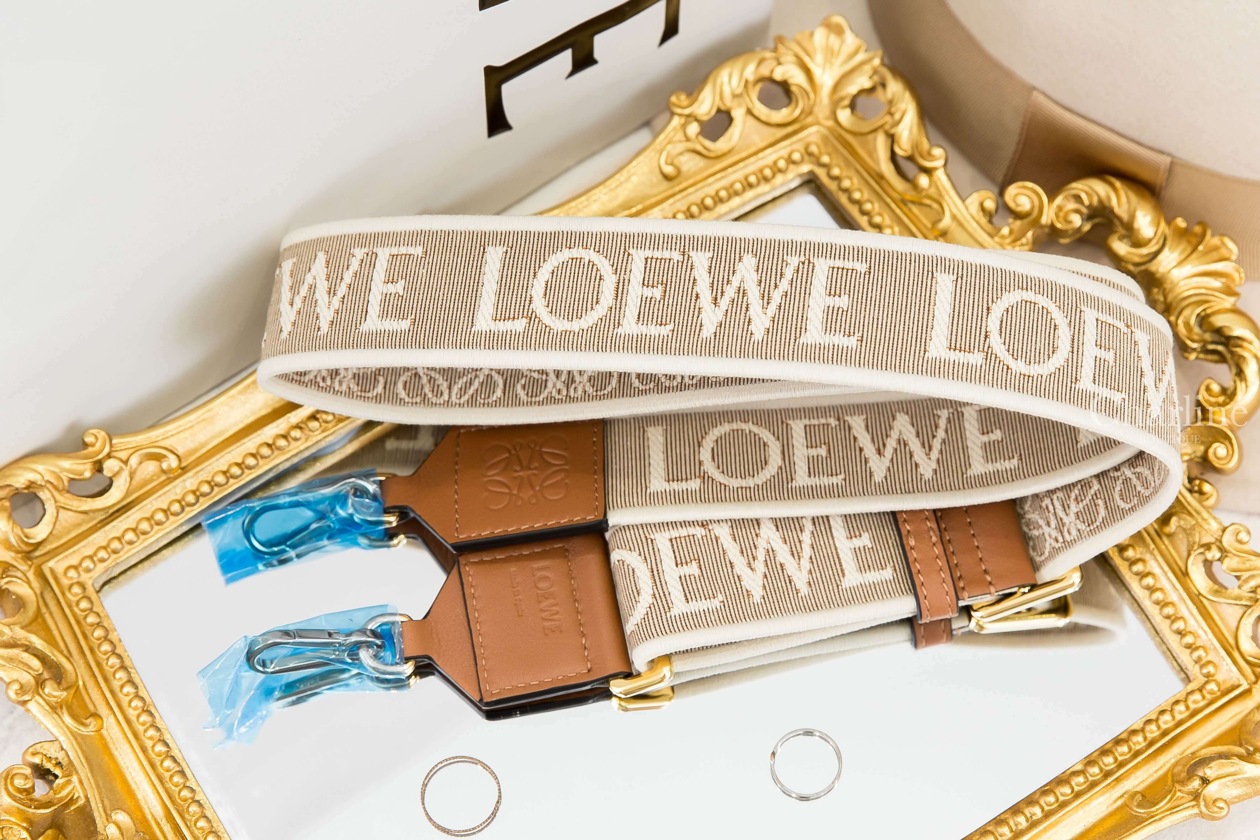Loewe Anagram Strap In Jacquard And Calfskin 自然色帆布白色刺繡字母提花棕褐色小牛皮金釦寬版背帶-Charline Boutique 精品代購