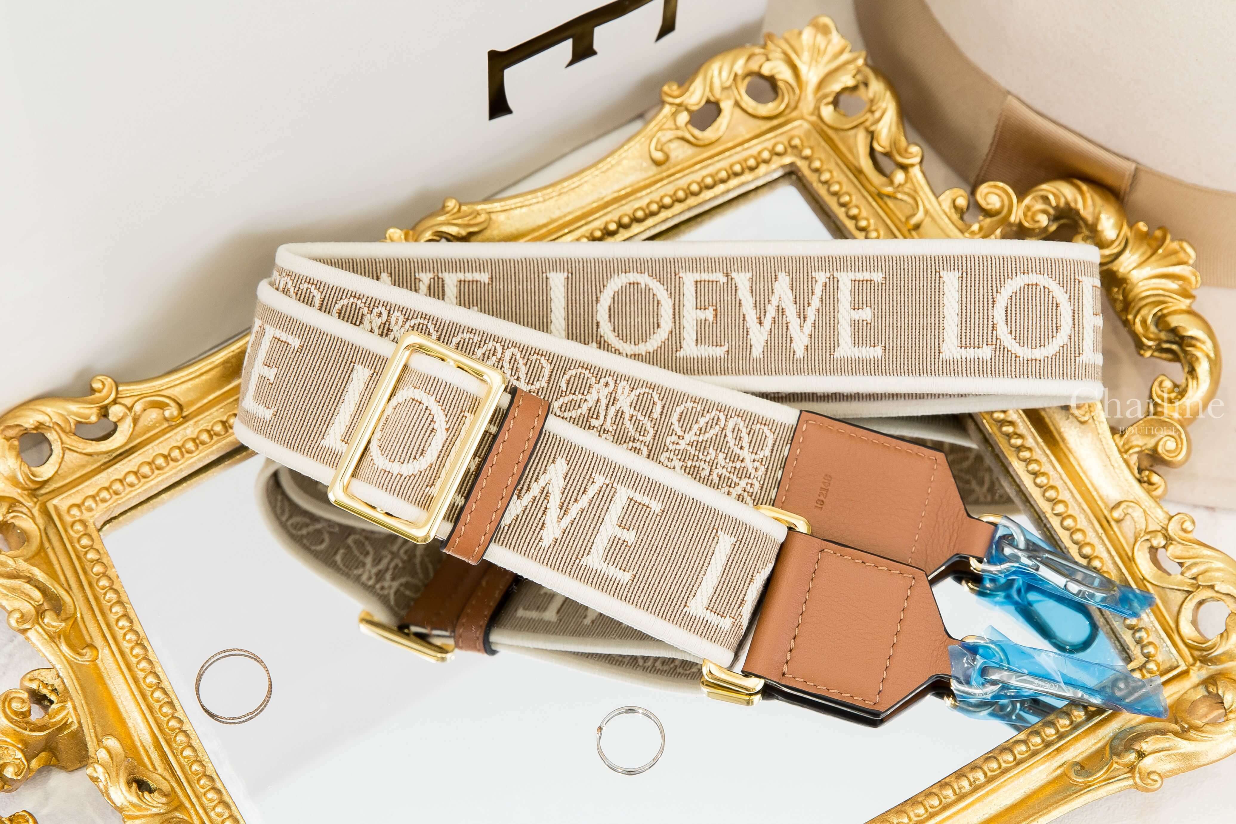 Loewe Anagram Strap In Jacquard And Calfskin 自然色帆布白色刺繡字母提花棕褐色小牛皮金釦寬版背帶-Charline Boutique 精品代購