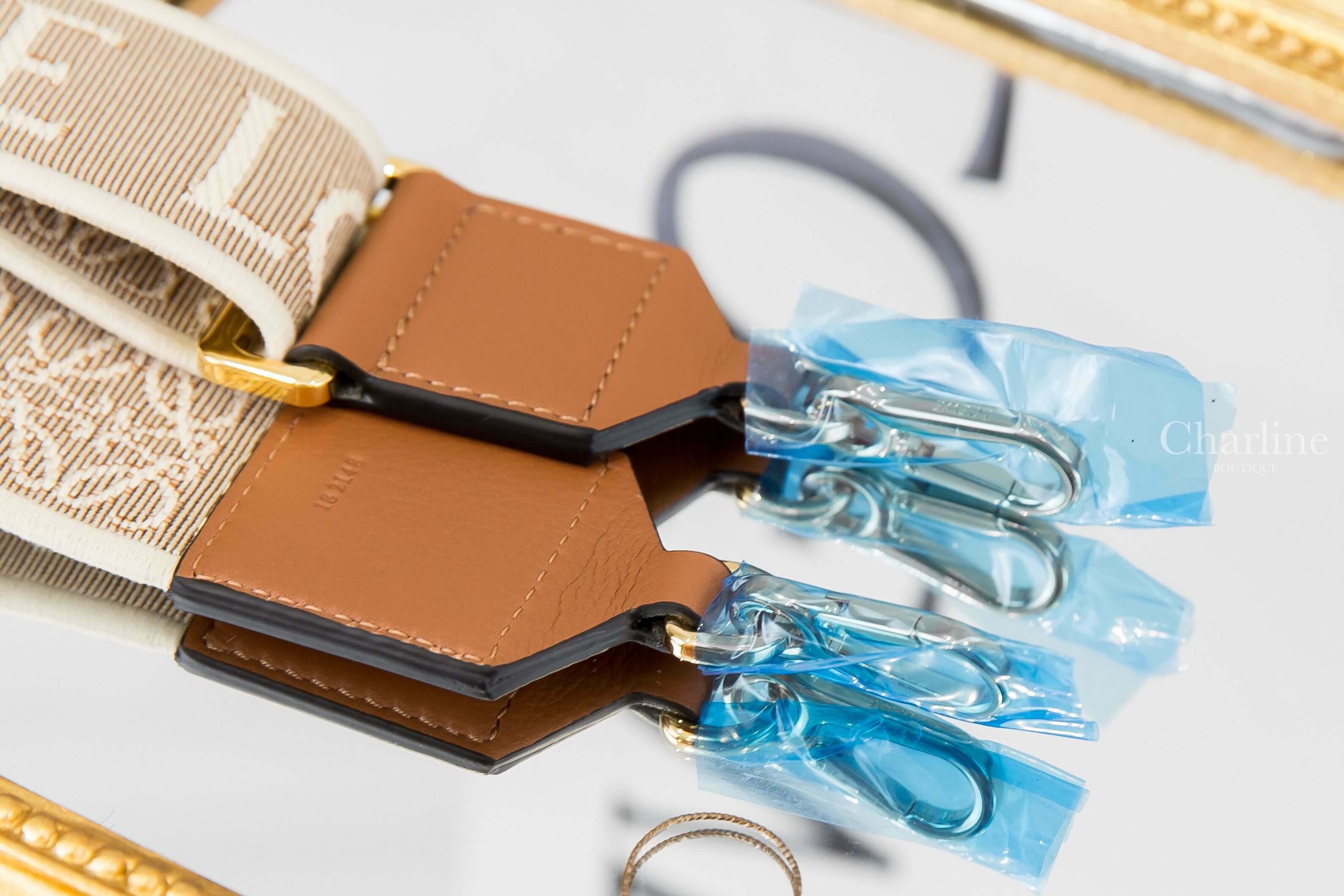 Loewe Anagram Strap In Jacquard And Calfskin 自然色帆布白色刺繡字母提花棕褐色小牛皮金釦寬版背帶