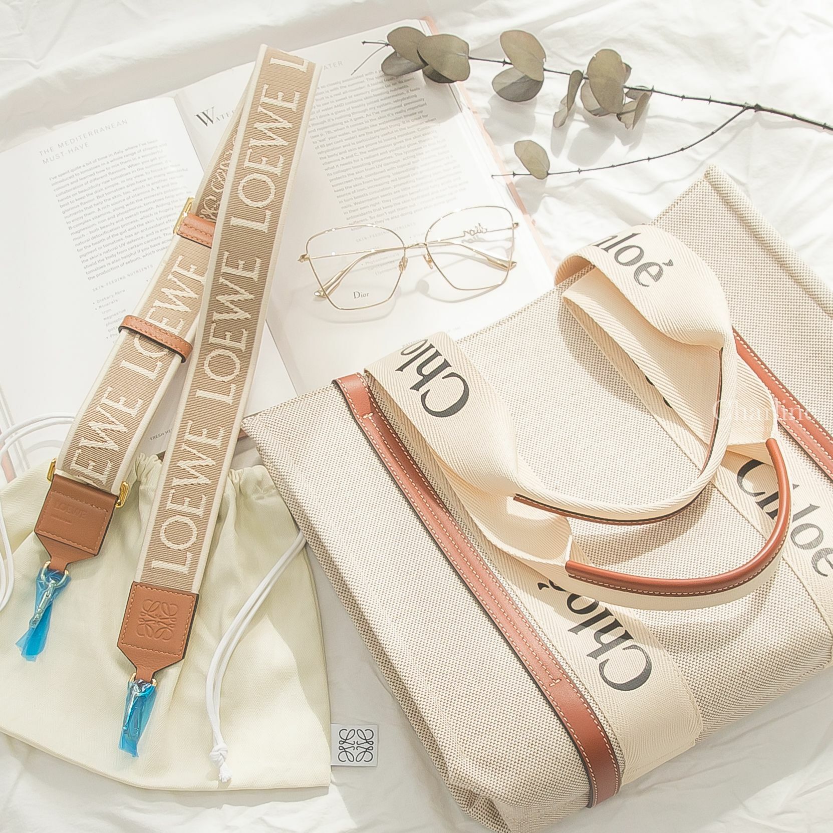 Loewe Strap 自然色帆布白色刺繡字母提花棕褐色小牛皮金釦寬版背帶,Dior Glasses 金色蝴蝶型側邊草寫字母平光眼鏡,Chloe Tote 米白色帆布拼棕色皮革中型提把托特包-Charline Boutique 精品代購