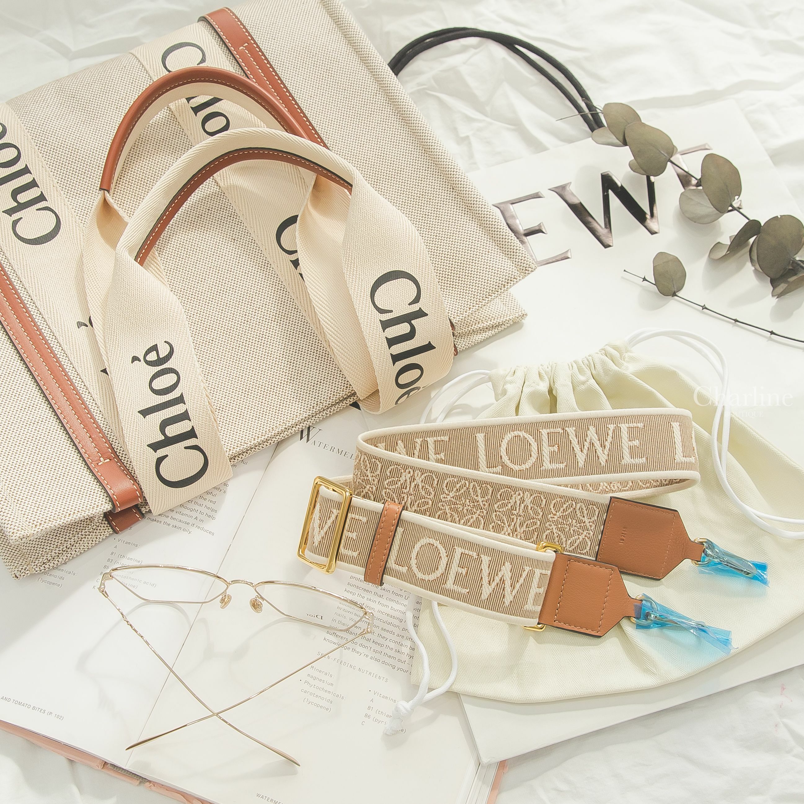 Loewe Strap 自然色帆布白色刺繡字母提花棕褐色小牛皮金釦寬版背帶,Dior Glasses 金色蝴蝶型側邊草寫字母平光眼鏡,Chloe Tote 米白色帆布拼棕色皮革中型提把托特包-Charline Boutique 精品代購