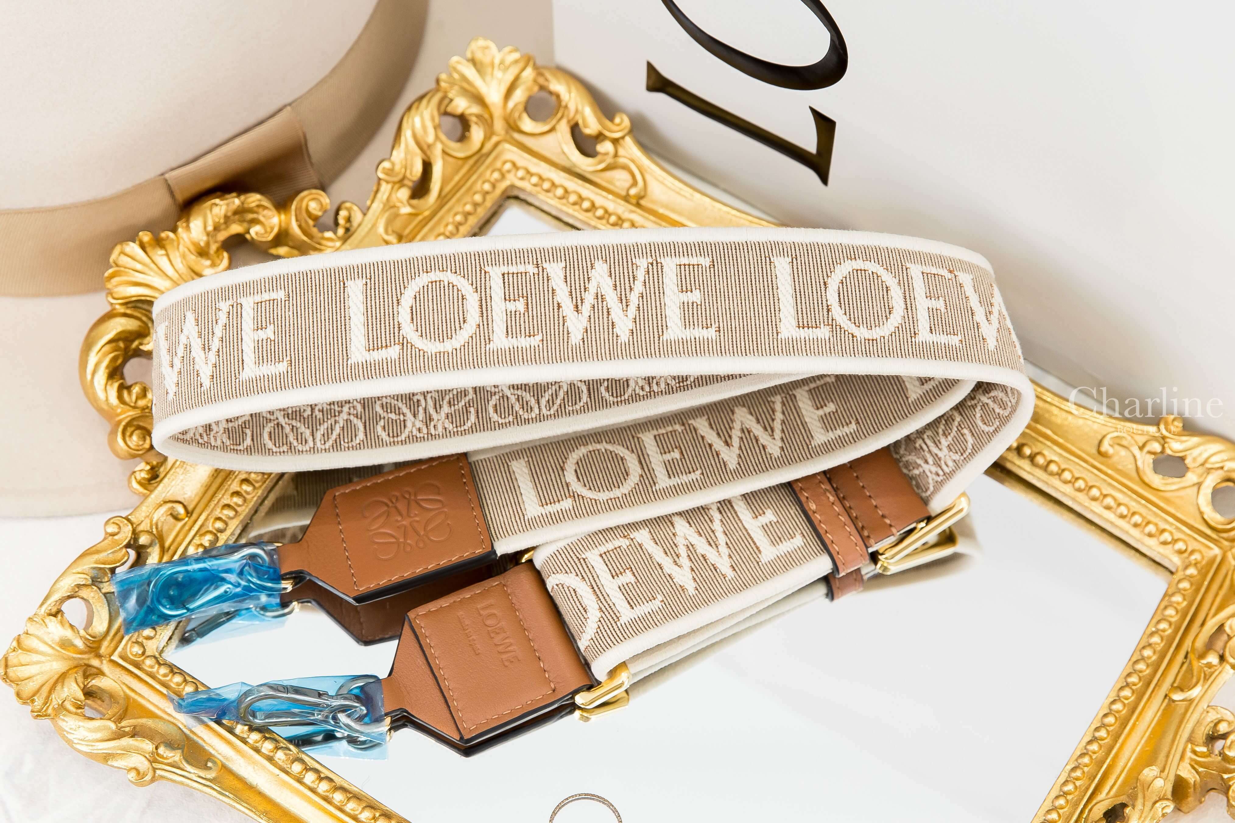 Loewe Anagram Strap In Jacquard And Calfskin 自然色帆布白色刺繡字母提花棕褐色小牛皮金釦寬版背帶-Charline Boutique 精品代購