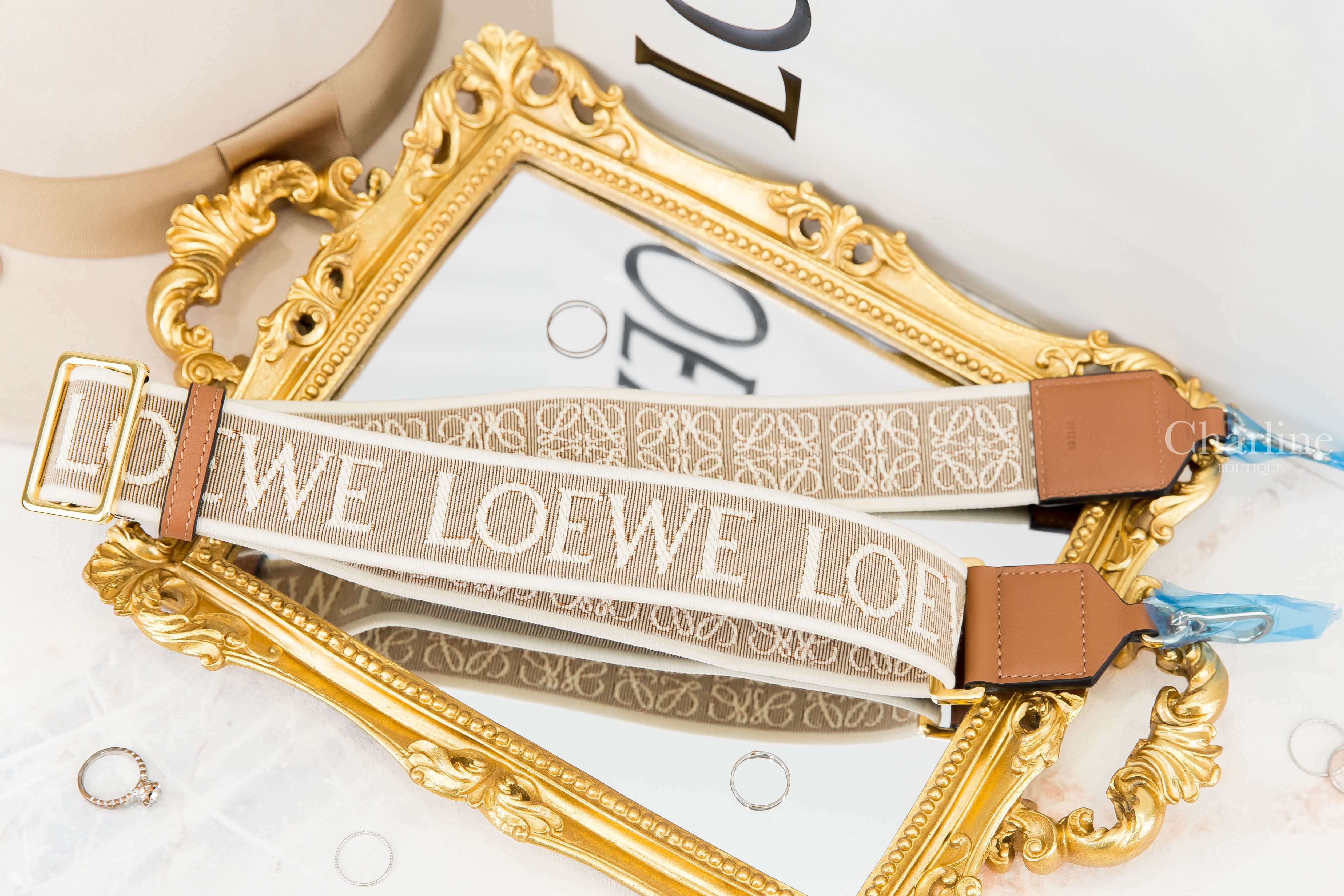 Loewe Anagram Strap In Jacquard And Calfskin 自然色帆布白色刺繡字母提花棕褐色小牛皮金釦寬版背帶-Charline Boutique 精品代購