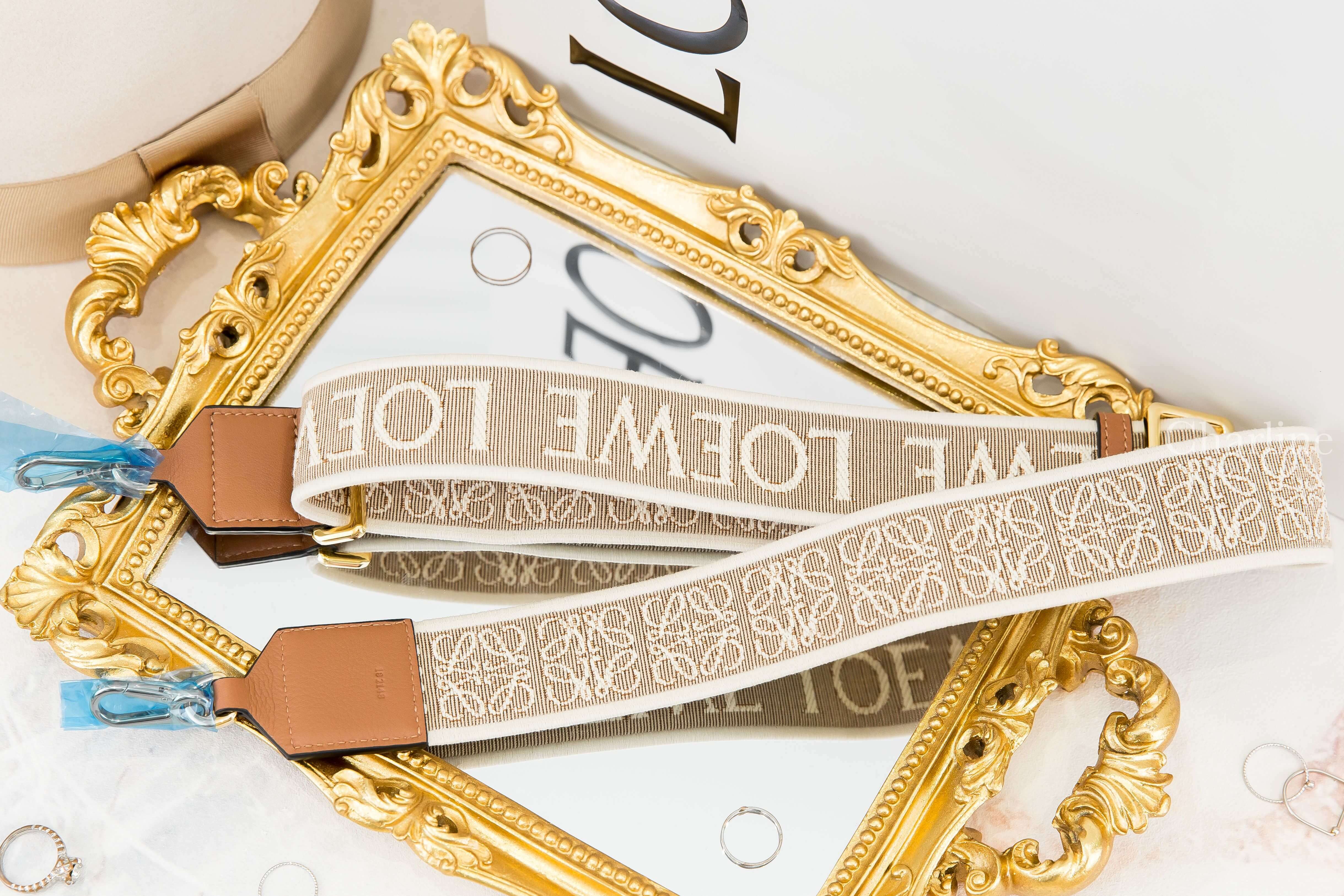 Loewe Anagram Strap In Jacquard And Calfskin 自然色帆布白色刺繡字母提花棕褐色小牛皮金釦寬版背帶-Charline Boutique 精品代購