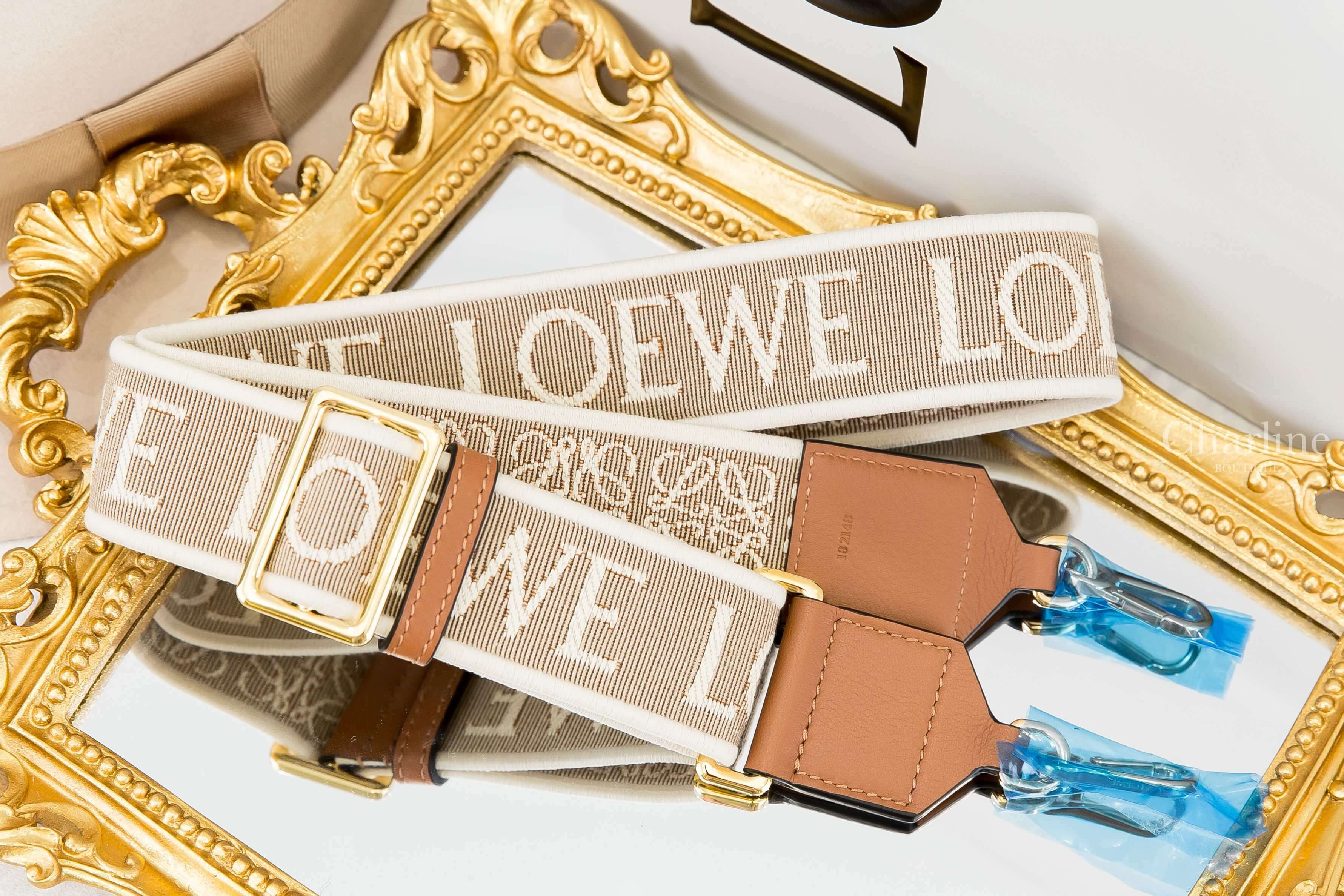 Loewe Anagram Strap In Jacquard And Calfskin 自然色帆布白色刺繡字母提花棕褐色小牛皮金釦寬版背帶