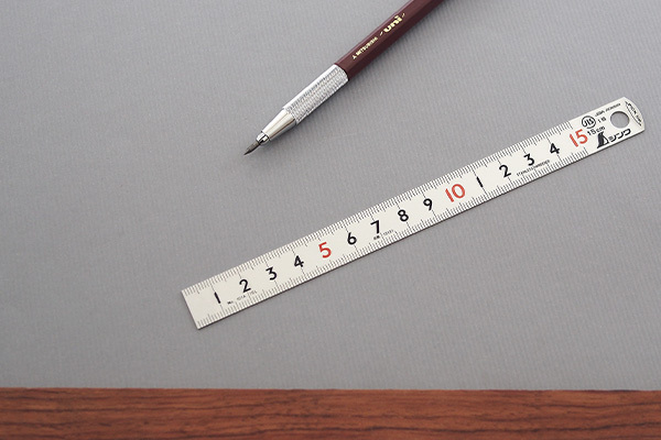 好拿鋼尺：尾端微翻的設計，一壓就好拿