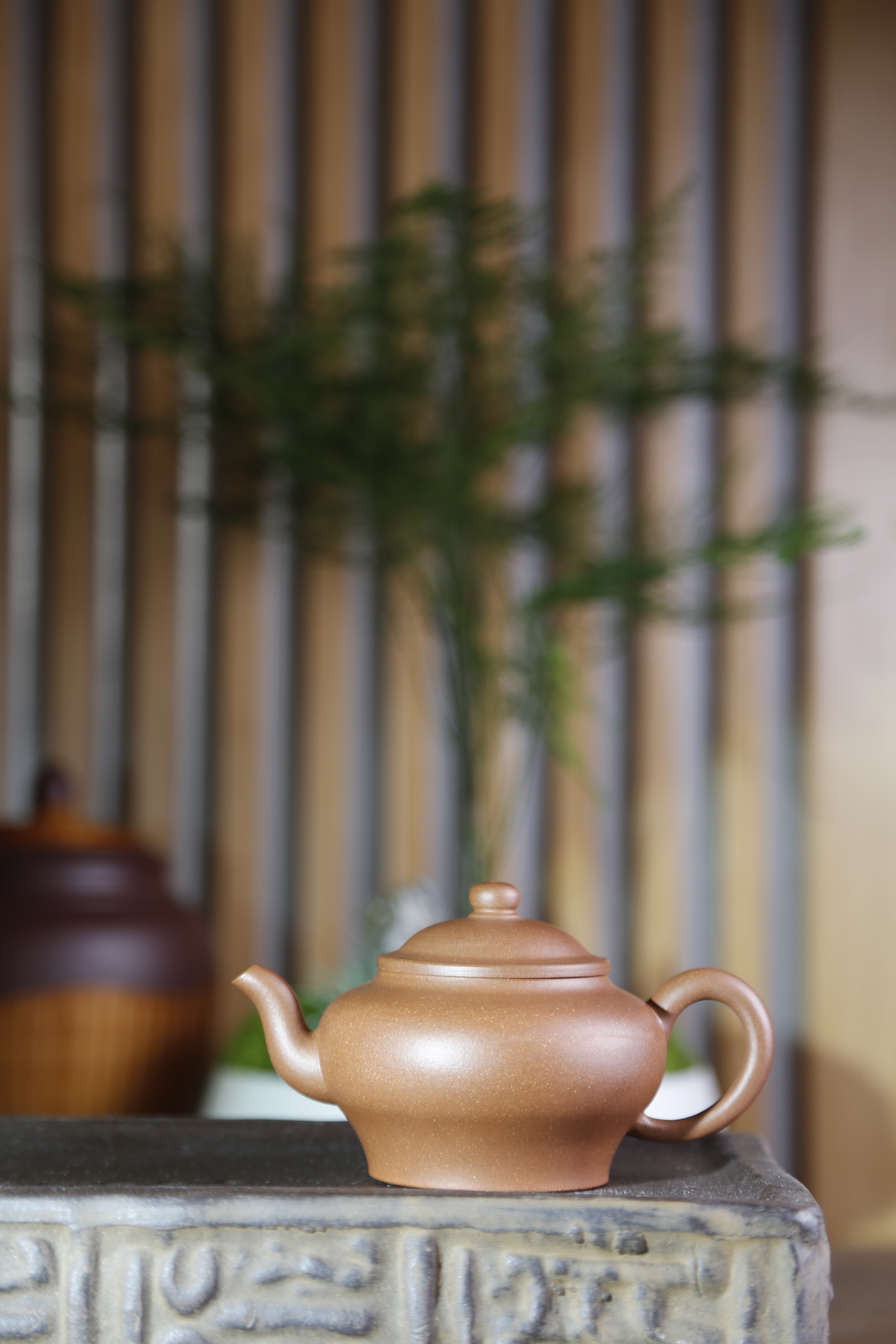 【宮燈】-- 器型正宗，壺身內收，線條明朗挺拔，亭亭玉立，秀氣唯美。