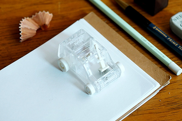 MIDORI 桌面清潔小車：向前推就會把屑屑掃乾淨