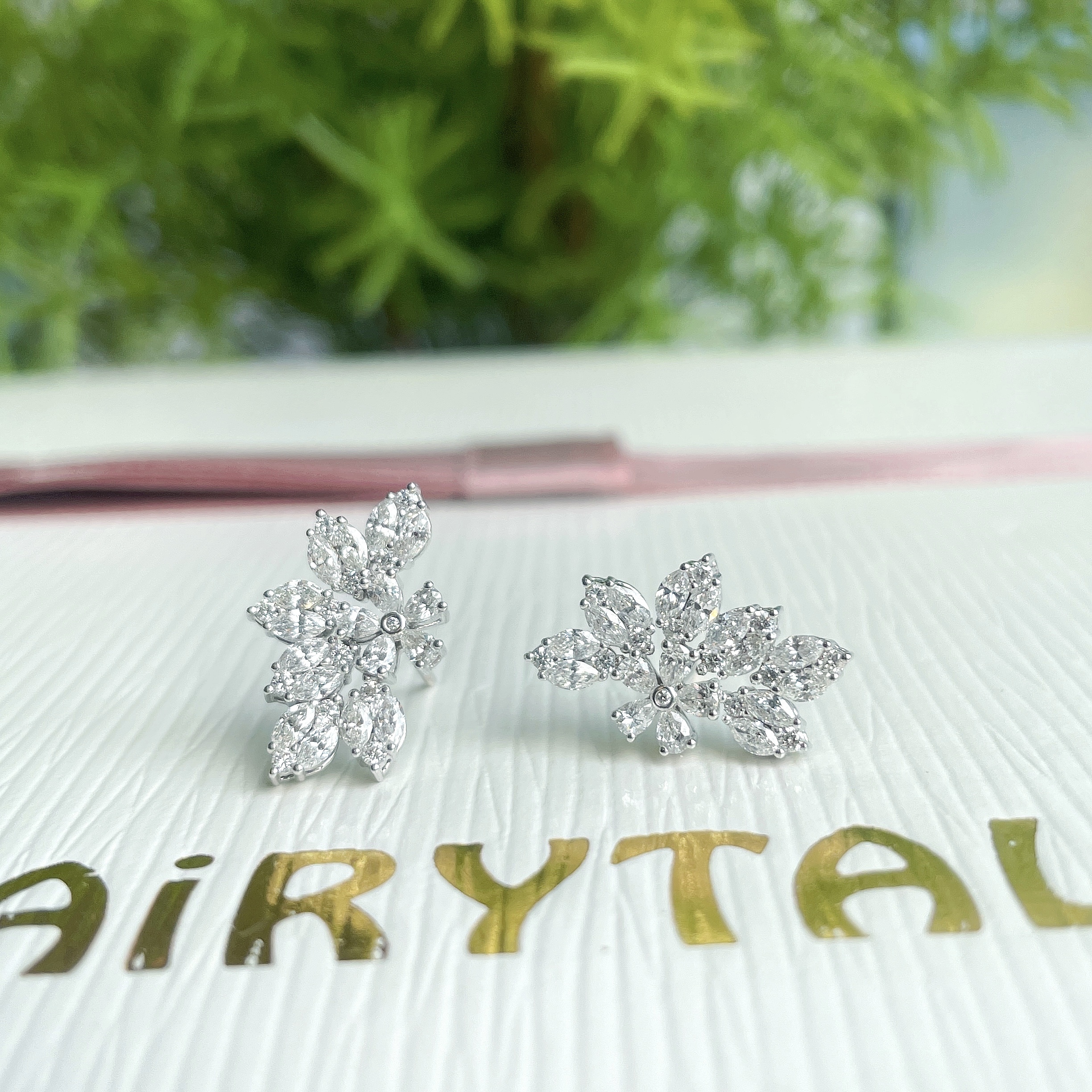 18K金馬眼形拼鑽石耳環 - 名媛淑女風