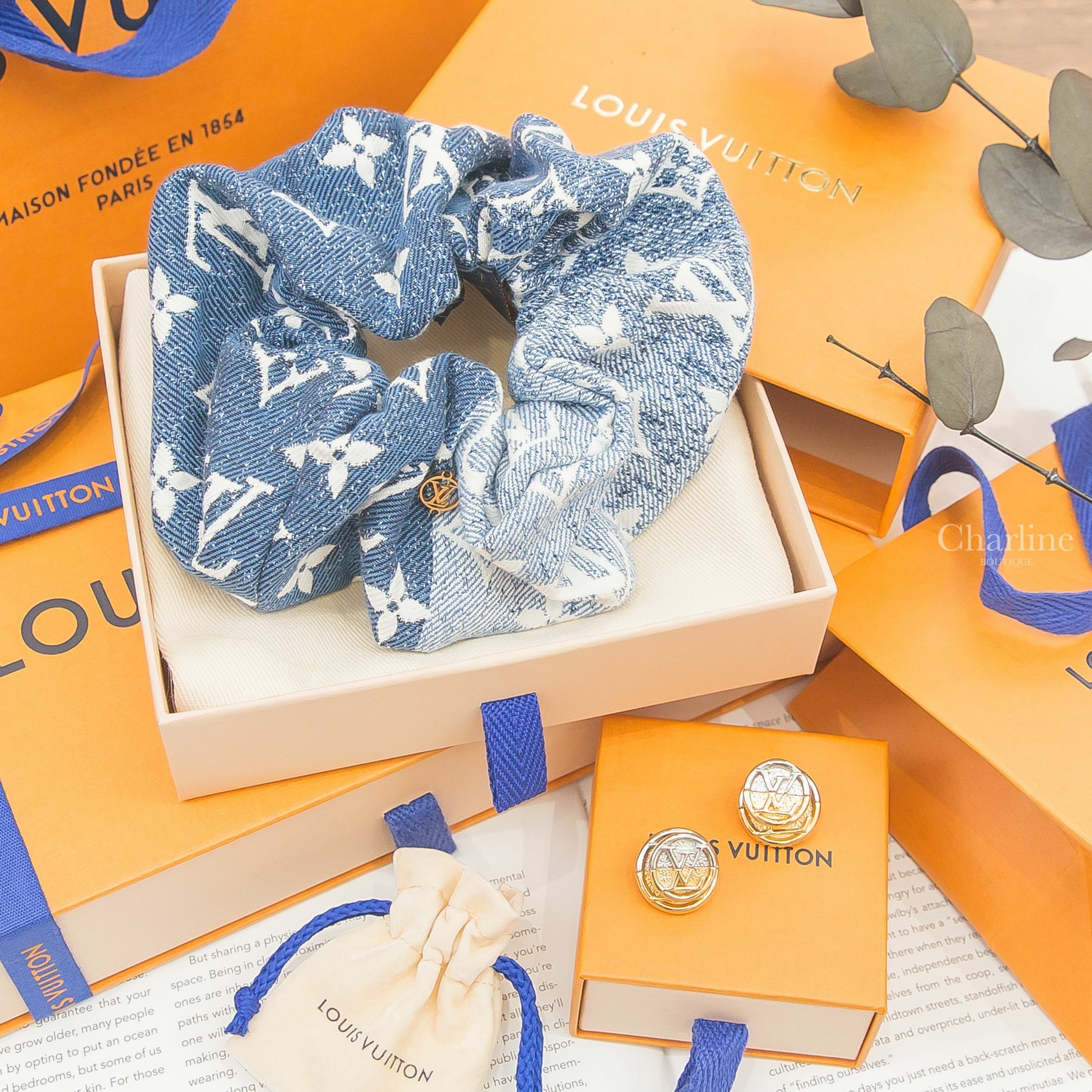 Louis Vuitton Denim Scrunchy Set 漸層藍底丹寧布白色老花圖騰金色LV棉質髮束,Louis Vuitton L To V Earrings 金銀拼色LV圓形耳環-Charline Boutique 精品代購