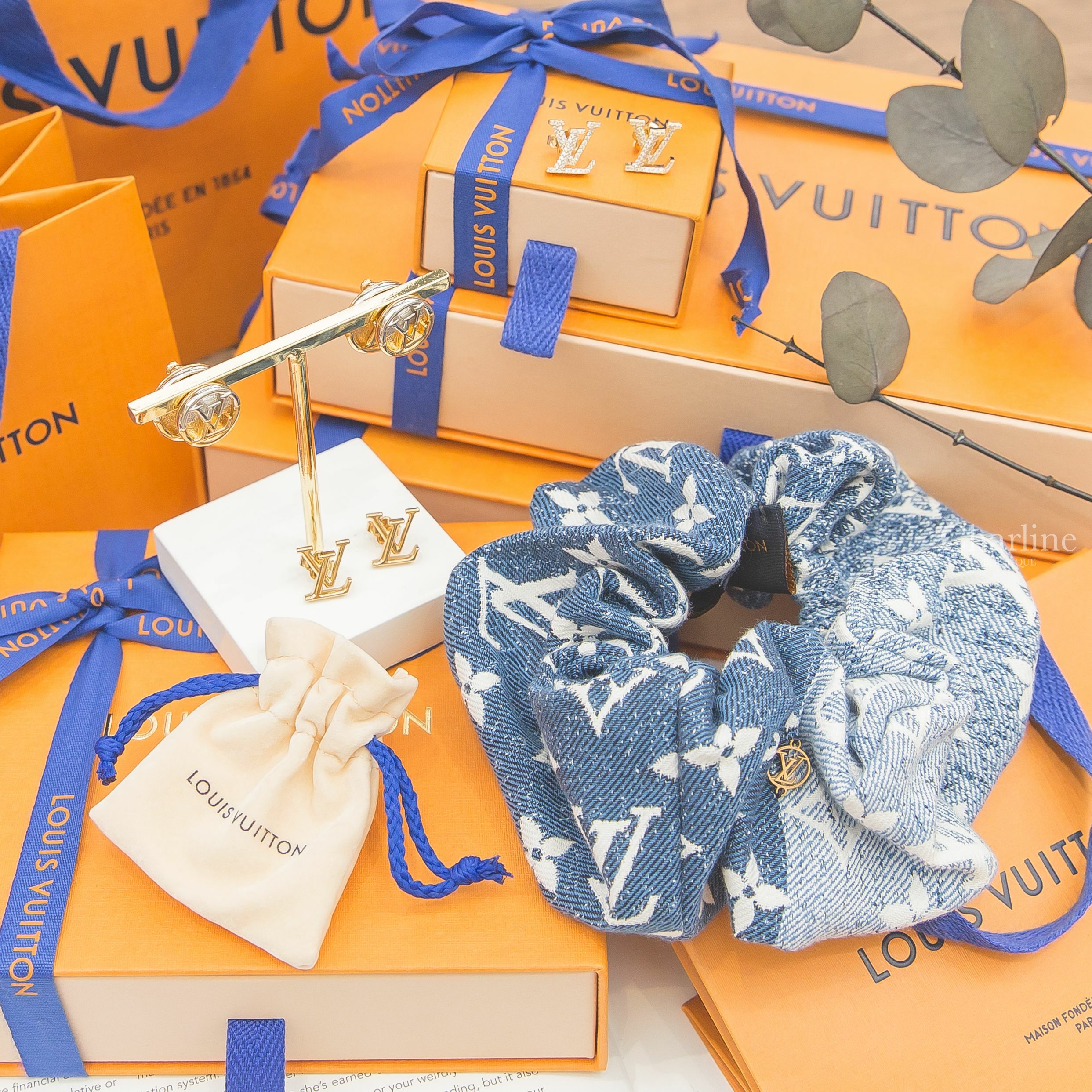 Louis Vuitton Scrunchy 漸層藍底丹寧布白色老花髮束,LV Earrings 金銀拼色LV圓形耳環,LV Earrings 金色字母耳環,LV Earrings 金色水鑽字母耳環-Charline Boutique 精品代購