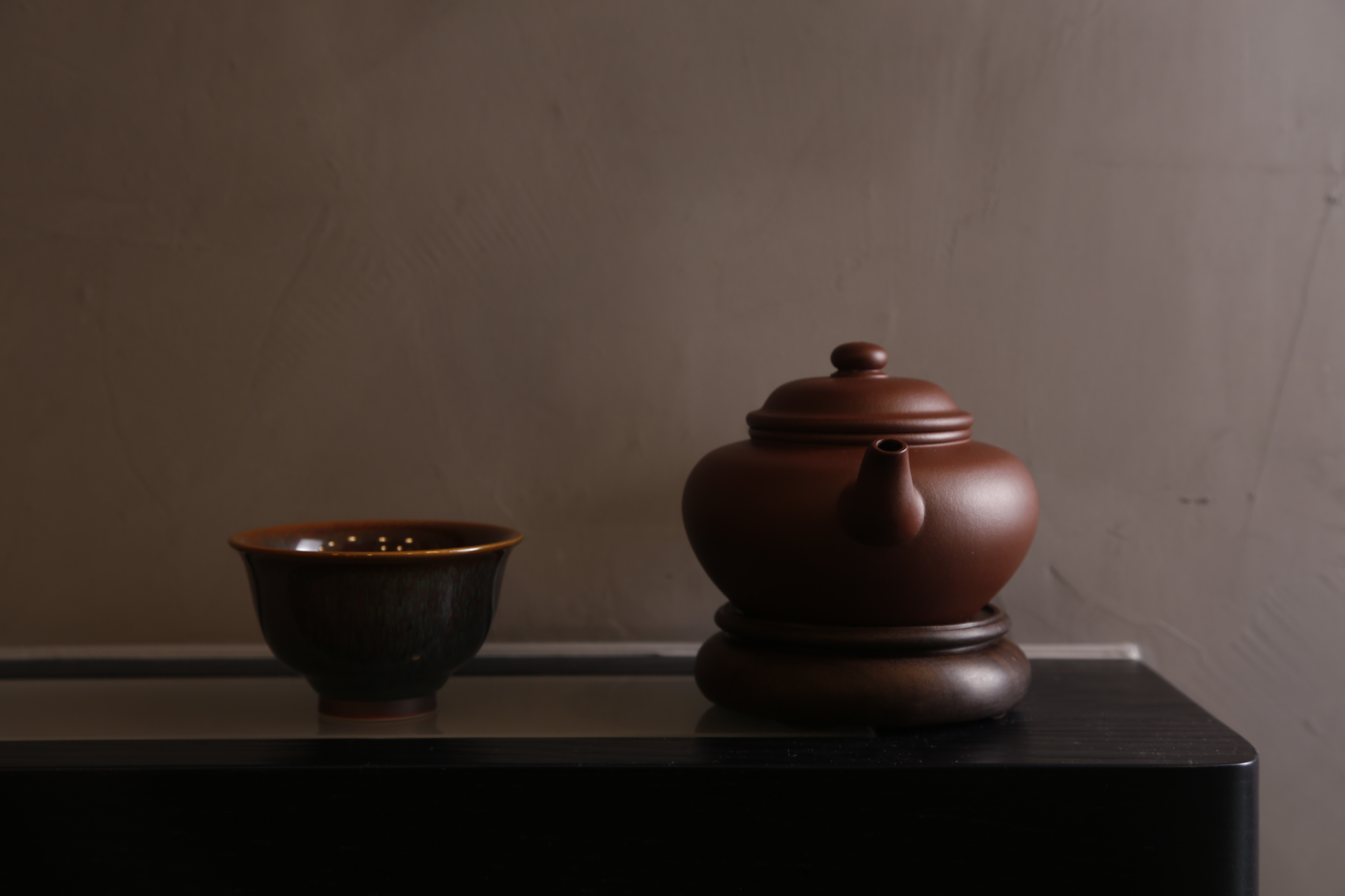 【扁櫻壺】-- 扁櫻底蘊深沈，色澤古雅，沈穩肅穆。曲線流暢舒朗，如行雲流水般，嘴把搭配完美協調。