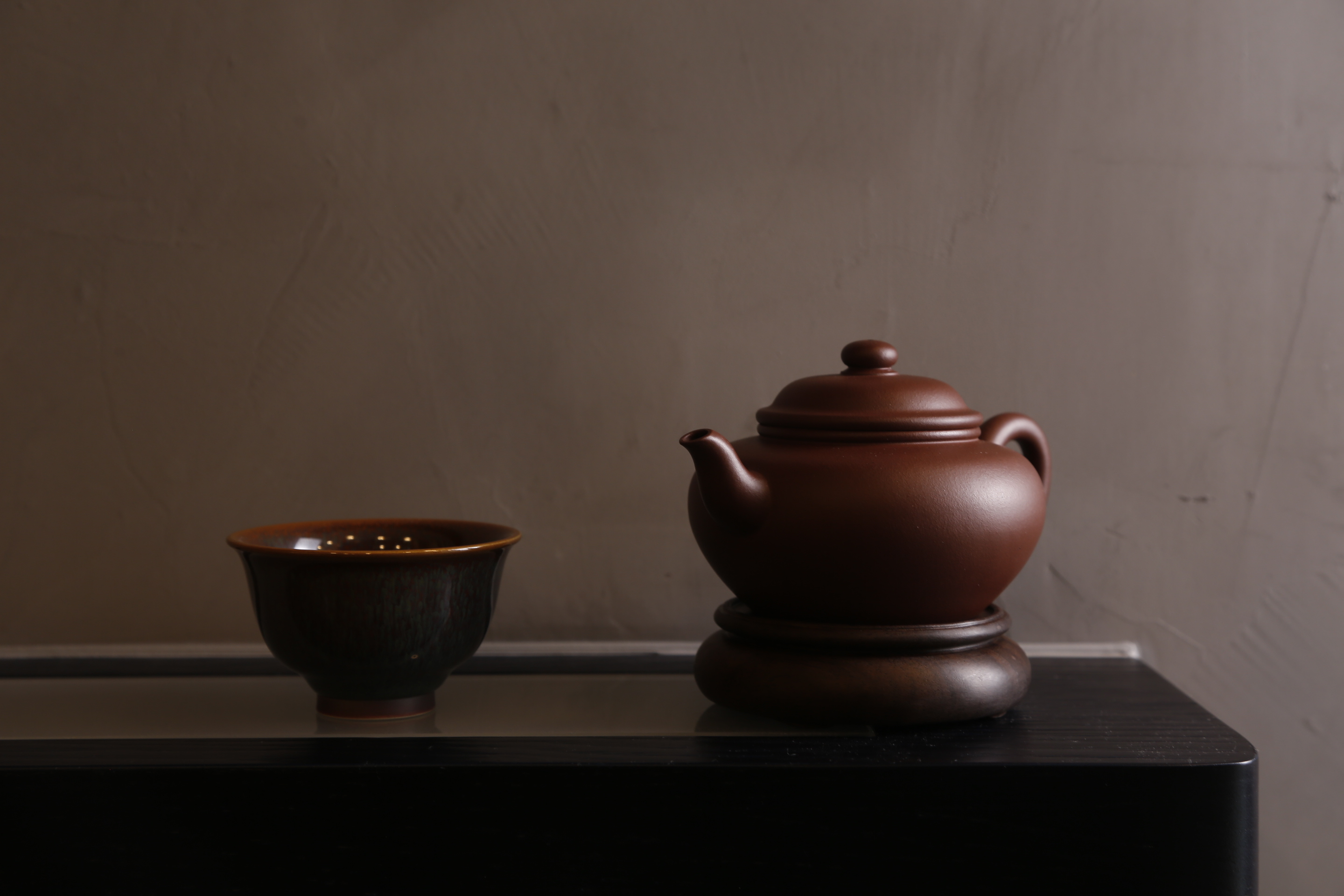 【扁櫻壺】-- 扁櫻底蘊深沈，色澤古雅，沈穩肅穆。曲線流暢舒朗，如行雲流水般，嘴把搭配完美協調。