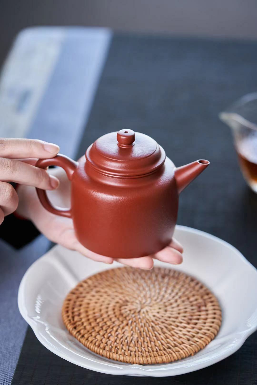 【高德鐘】-- 壺鈕與壺體一致，韻味十足，直流嘴似珠炮挺出，出水有力