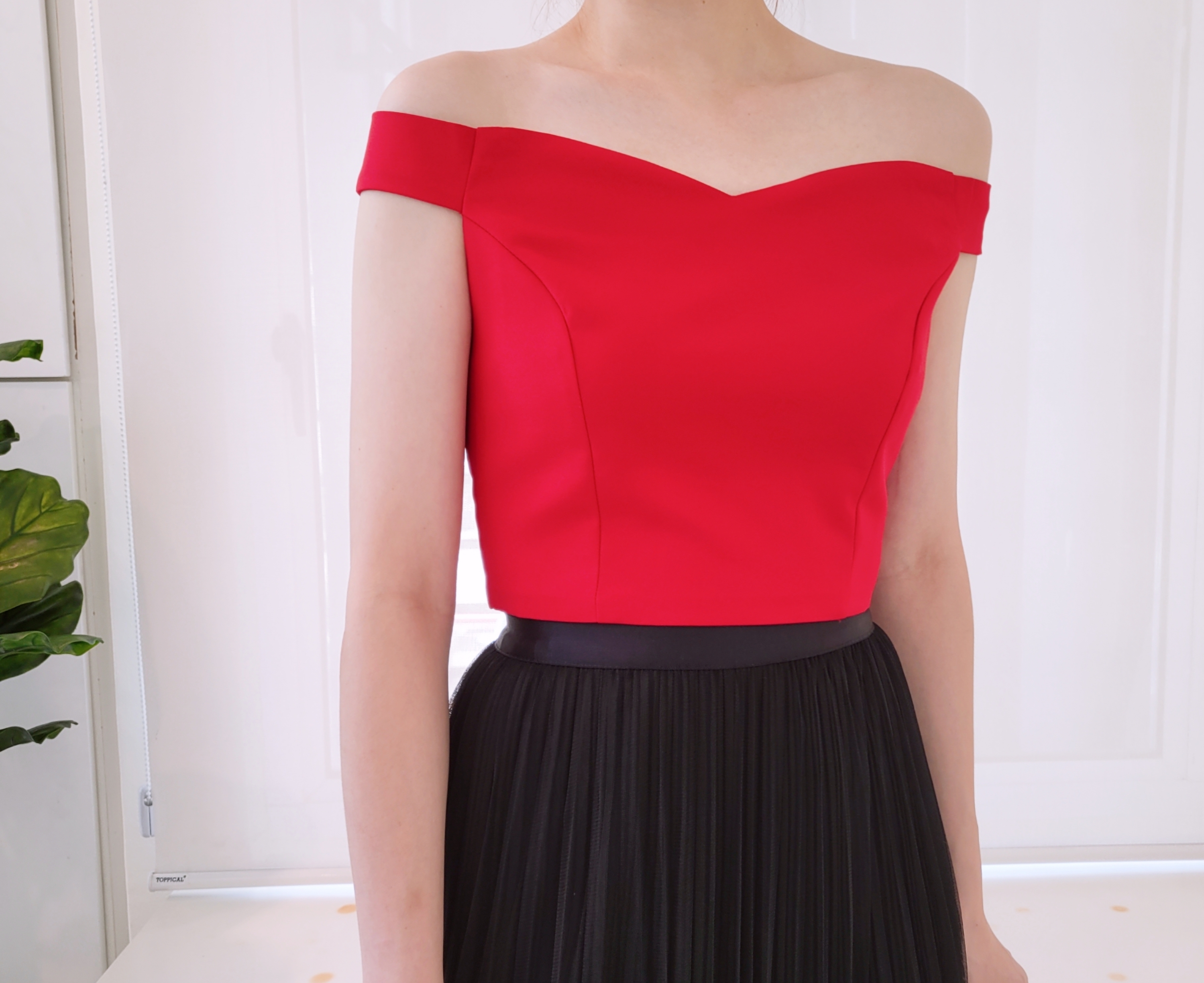 ZIPPER OFF SHOULDER CROP BLOUSE