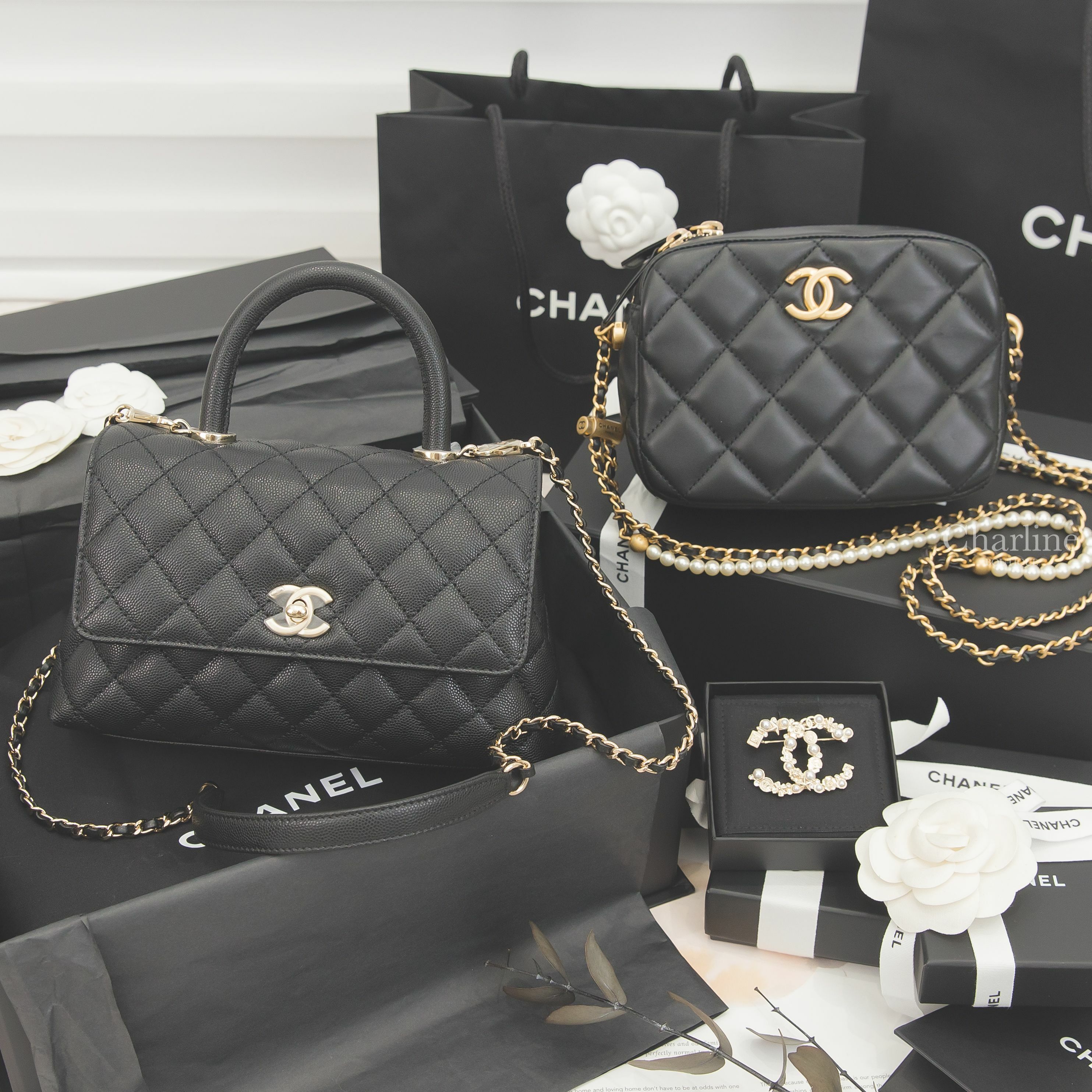 Chanel Handle 黑色金CC金鍊荔枝菱格紋手提肩背包,Chanel Camera Case 黑色金CC金色束釦珍珠鏈帶小羊皮菱格紋肩背包,Chanel Brooch 金色珍珠山茶花香水CC胸針-Charline Boutique 精品代購