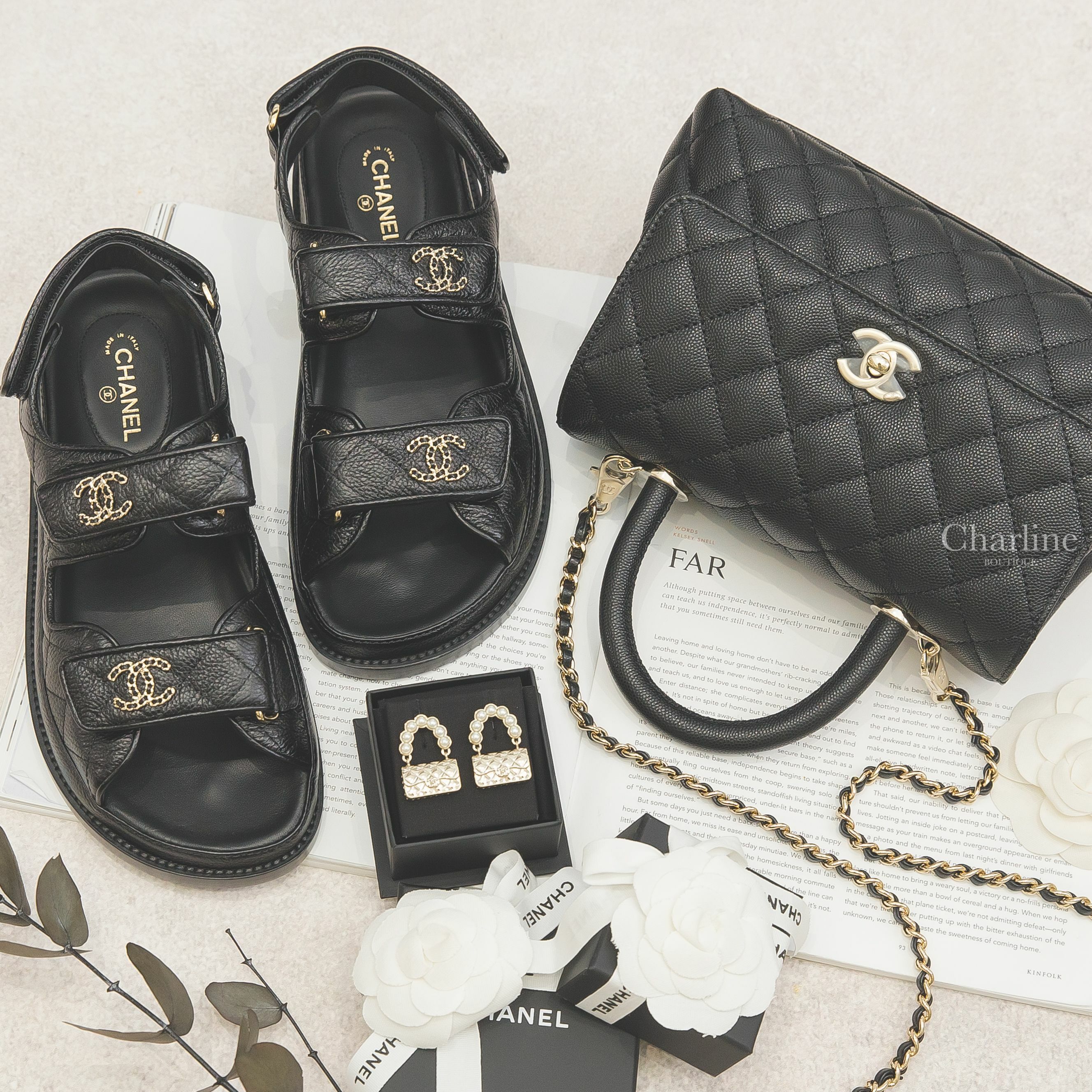 Chanel Handle 黑色金CC金鍊24cm荔枝菱格紋手提肩背包,Chanel Sandal 黑色金CC皮穿鍊魔鬼氈荔枝菱格紋涼鞋,Chanel Earrings 白色珍珠金色手提包包垂墜耳環-Charline Boutique 精品代購
