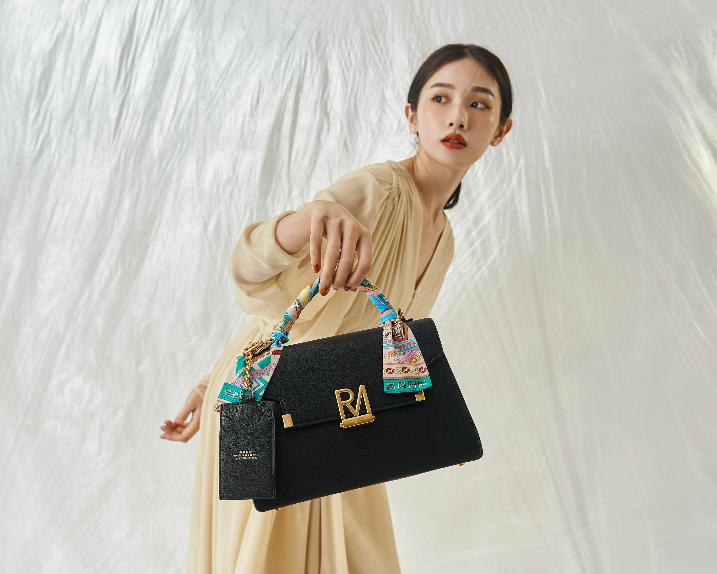 希爾手提包，可拆式裝飾絲巾，多些繽紛元素！